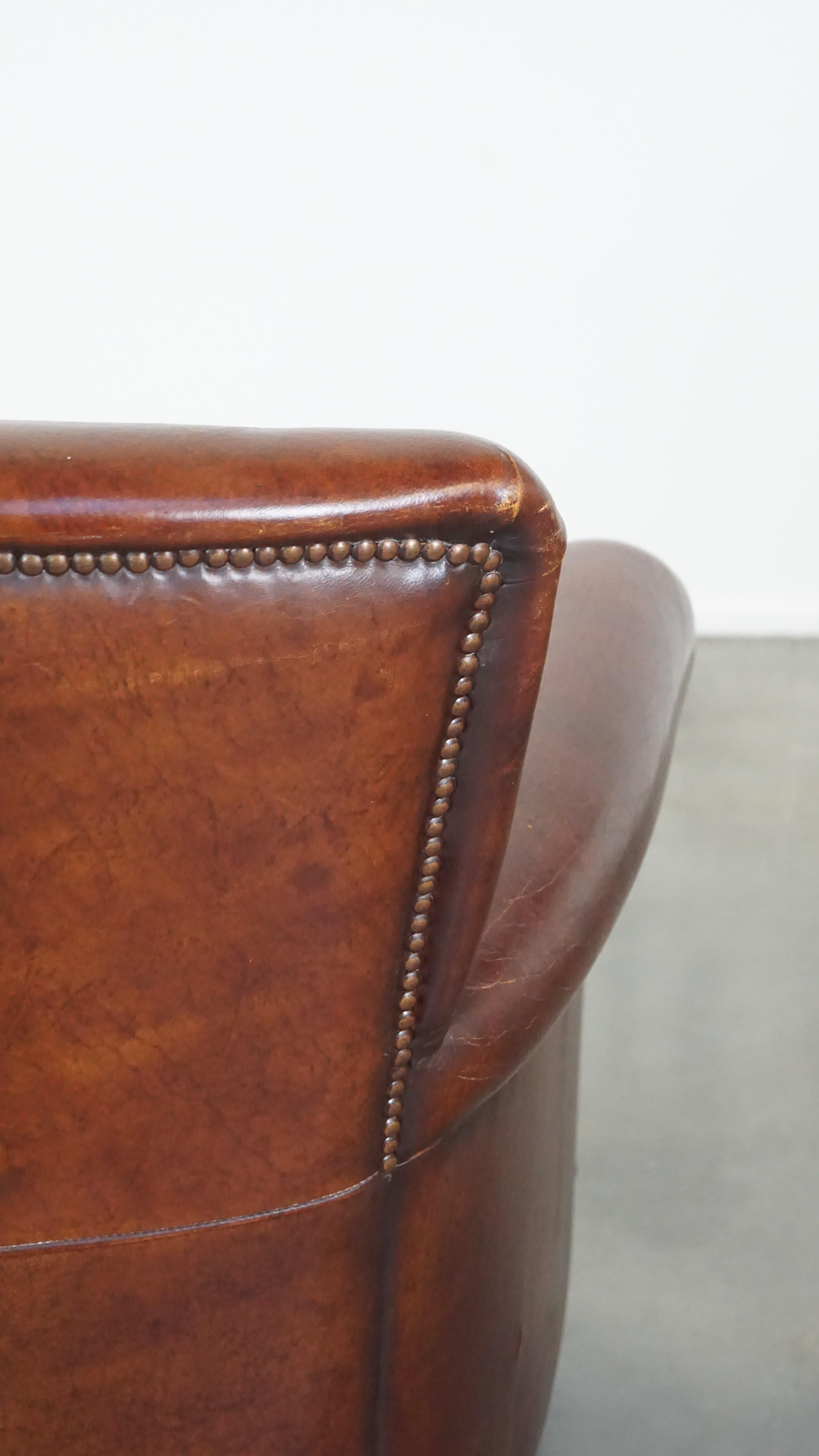 Fauteuil majestueux et confortable en peau de mouton avec une finition appropriée et des clous décoratifs en vente 3