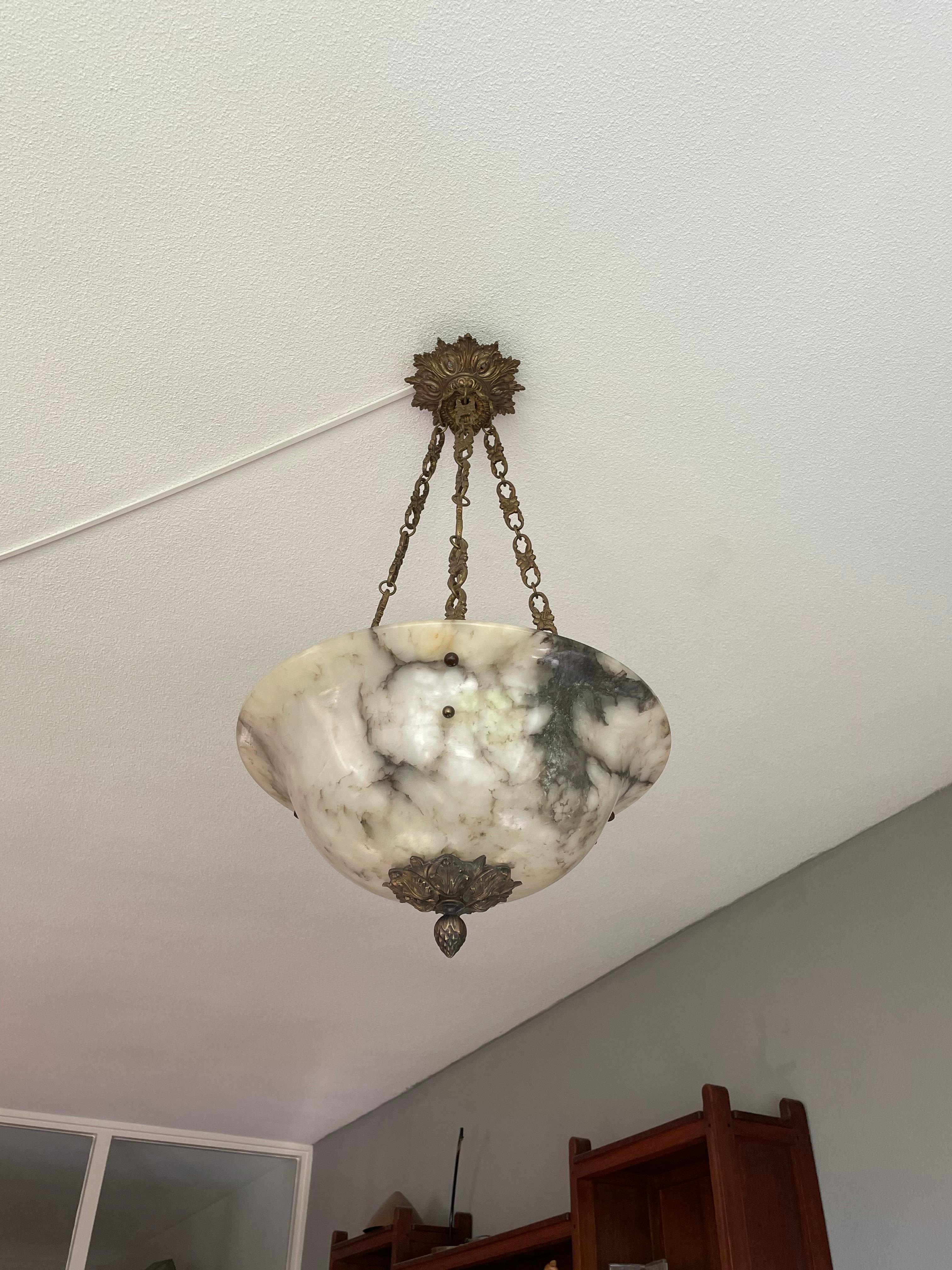 Lampe à suspension / lustre français majestueux en albâtre avec chaîne et verrière en bronze 3