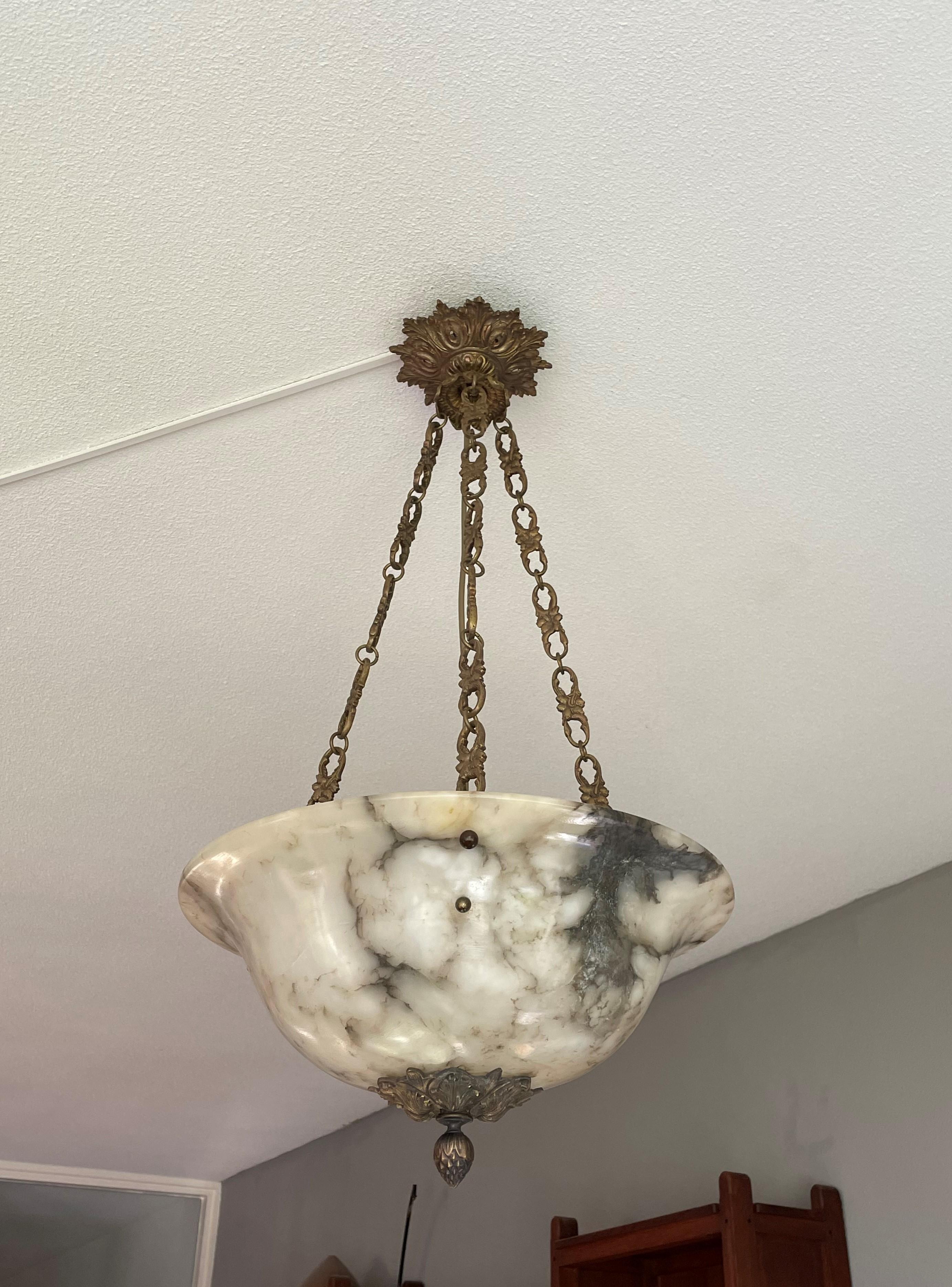 Lampe à suspension / lustre français majestueux en albâtre avec chaîne et verrière en bronze 6