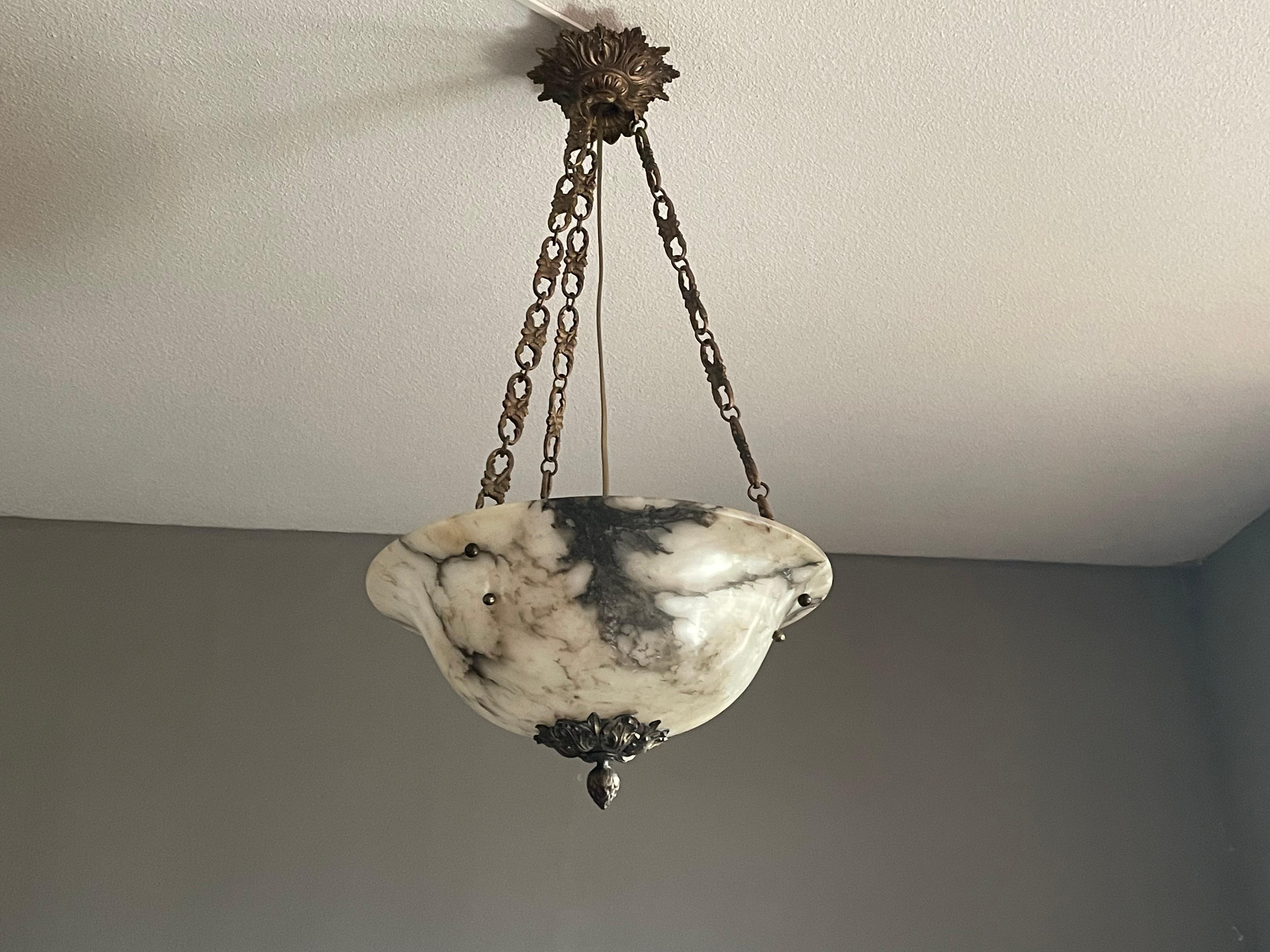 Français Lampe à suspension / lustre français majestueux en albâtre avec chaîne et verrière en bronze