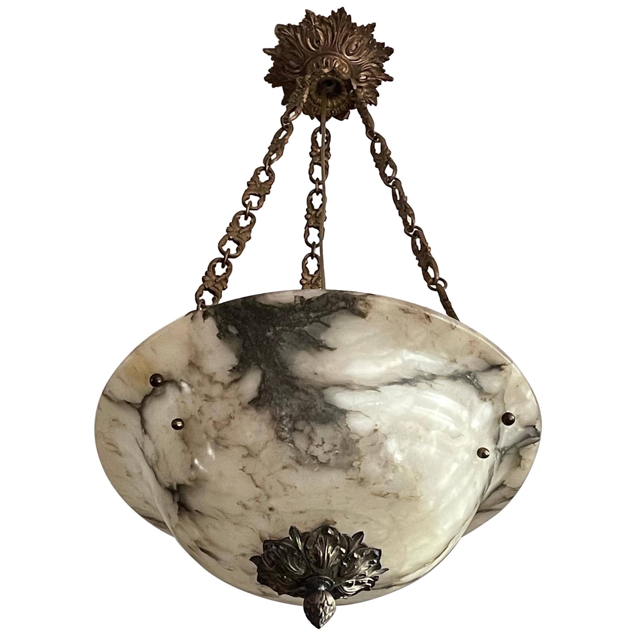 Lampe à suspension / lustre français majestueux en albâtre avec chaîne et verrière en bronze