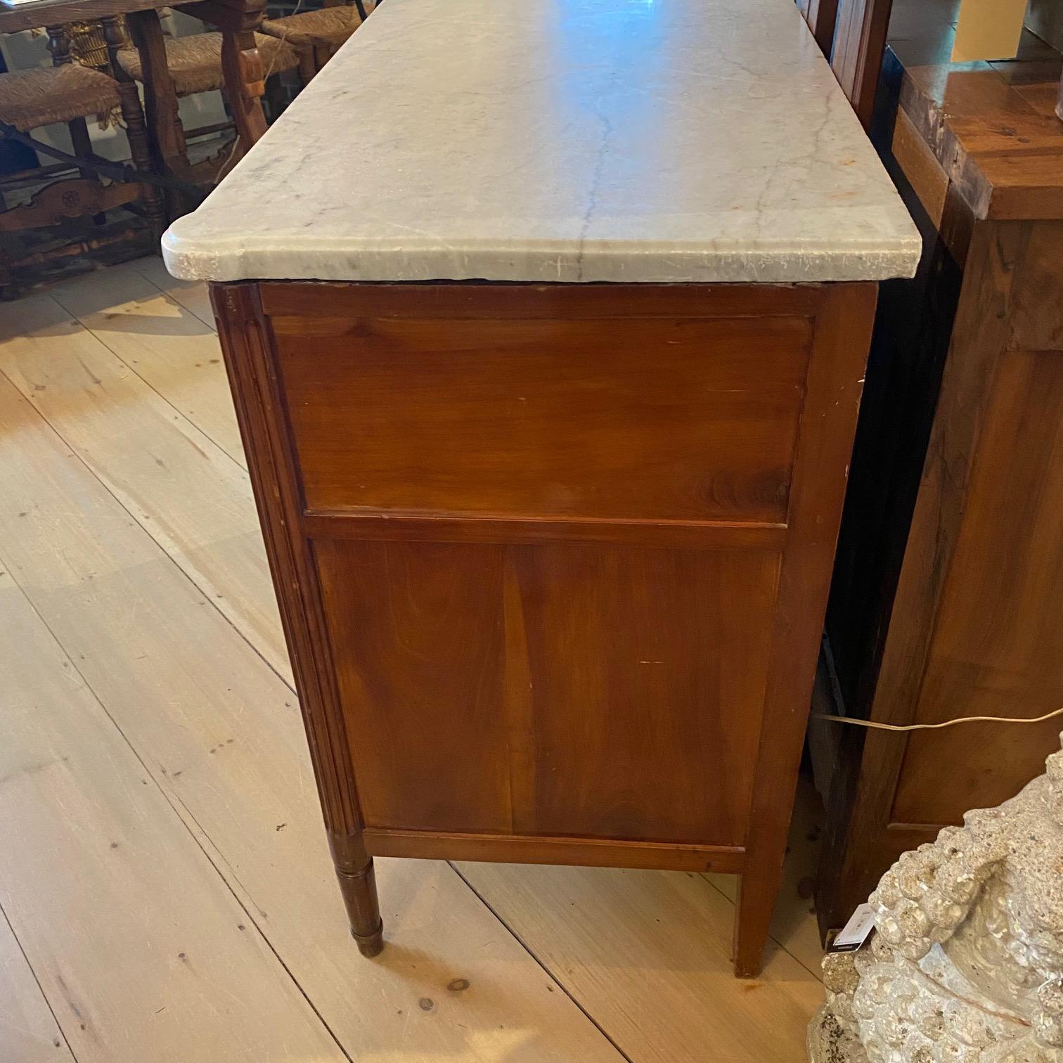 Elegante cassettiera francese Luigi XVI in mogano con piano in marmo di Carrara in vendita 8