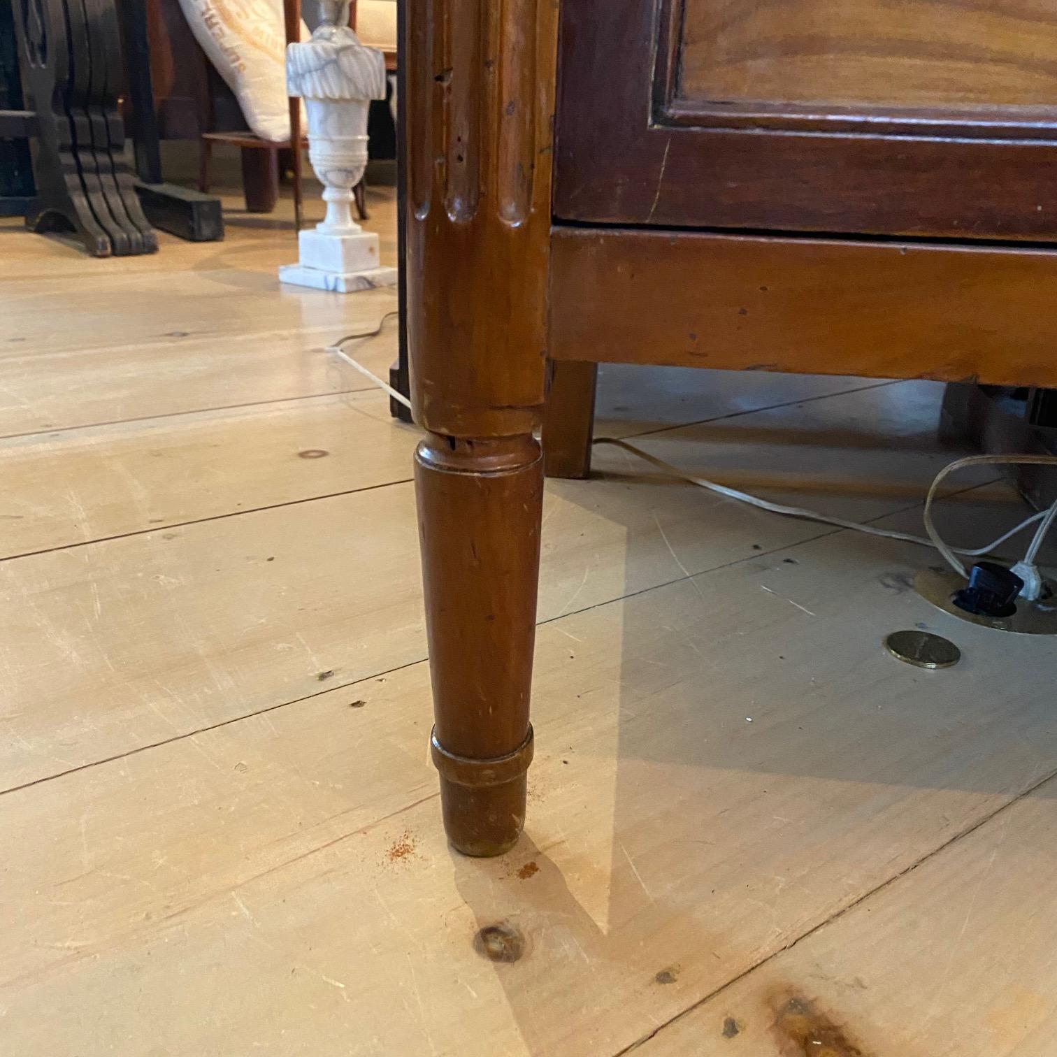 Elegante cassettiera francese Luigi XVI in mogano con piano in marmo di Carrara in vendita 10
