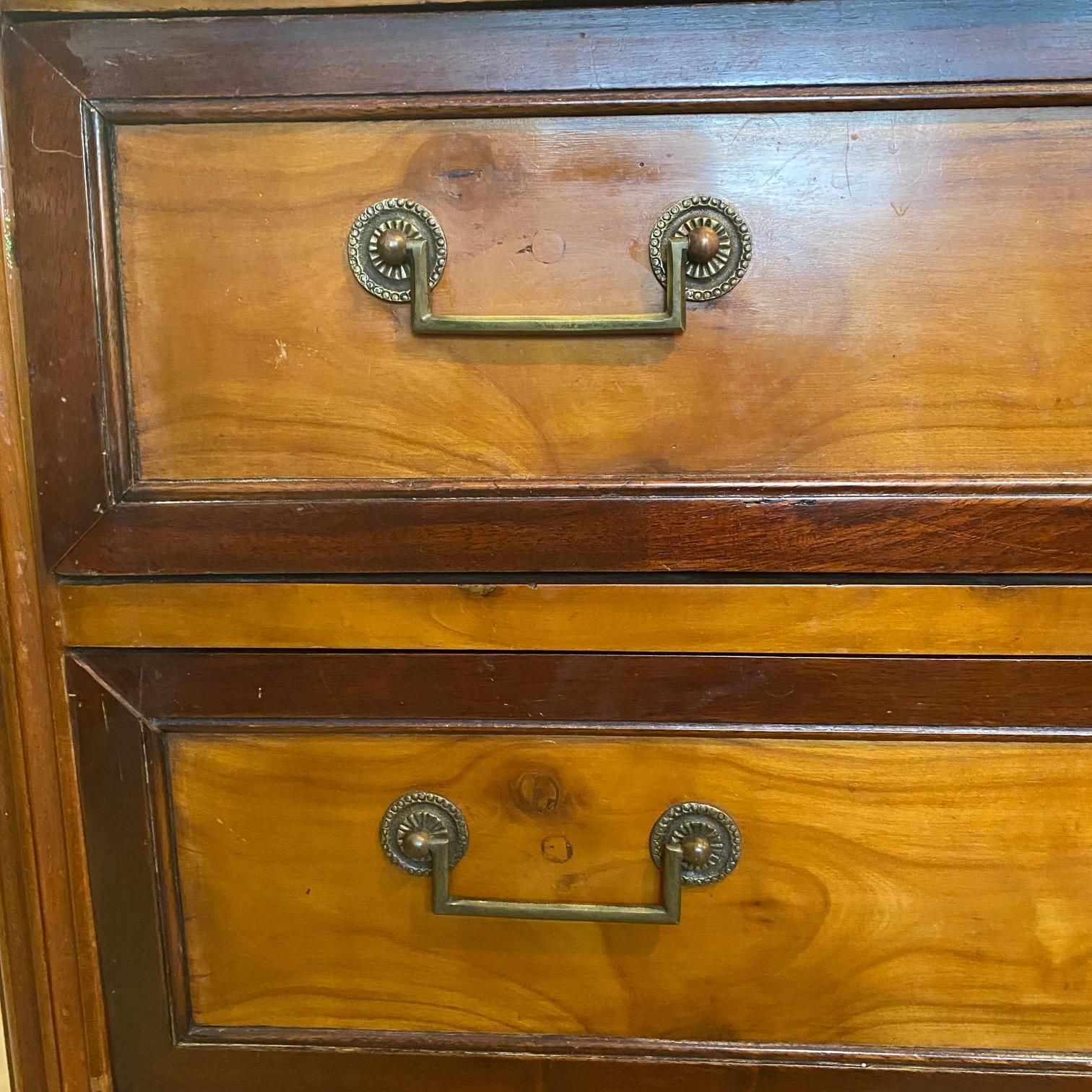 XIX secolo Elegante cassettiera francese Luigi XVI in mogano con piano in marmo di Carrara in vendita