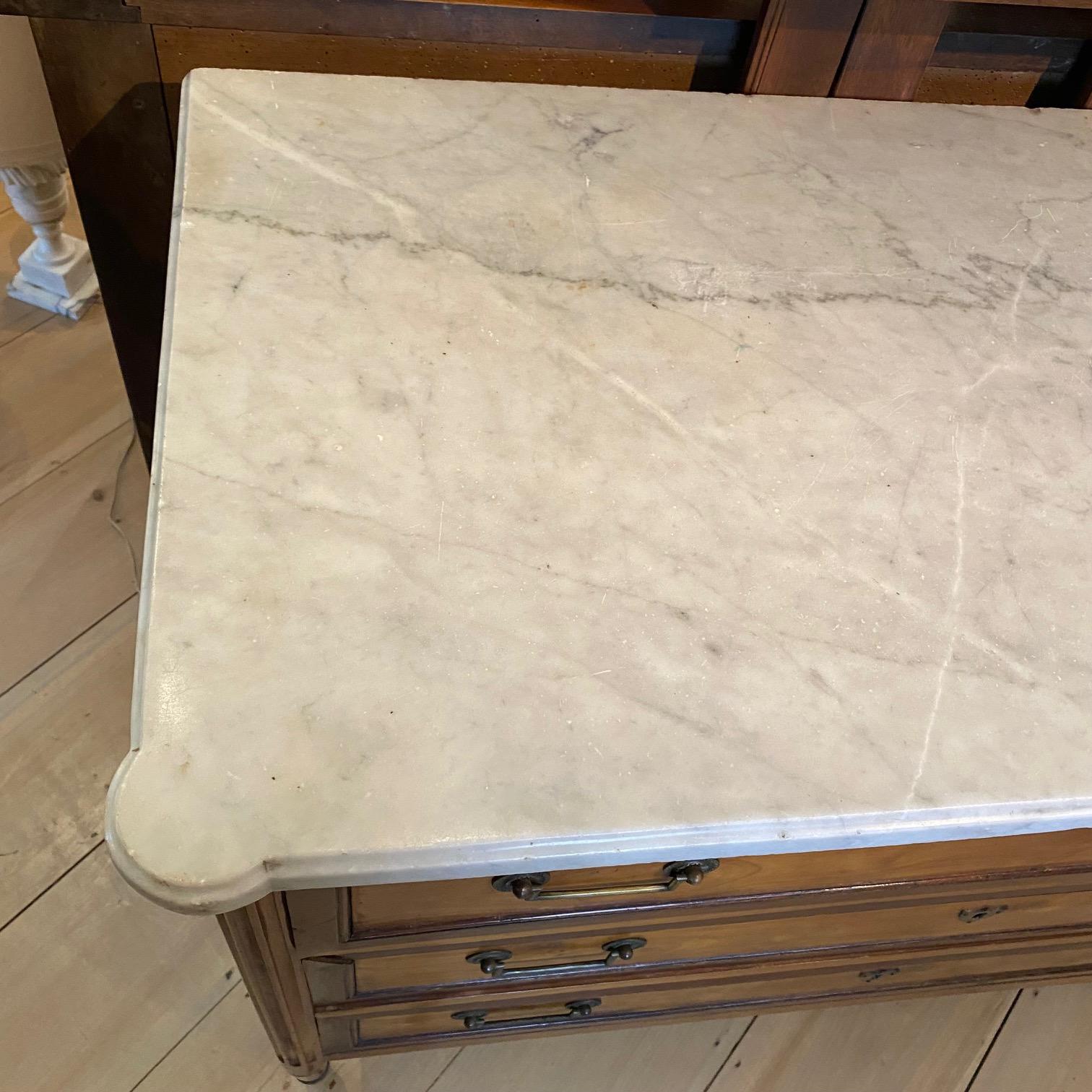 Elegante cassettiera francese Luigi XVI in mogano con piano in marmo di Carrara in vendita 1