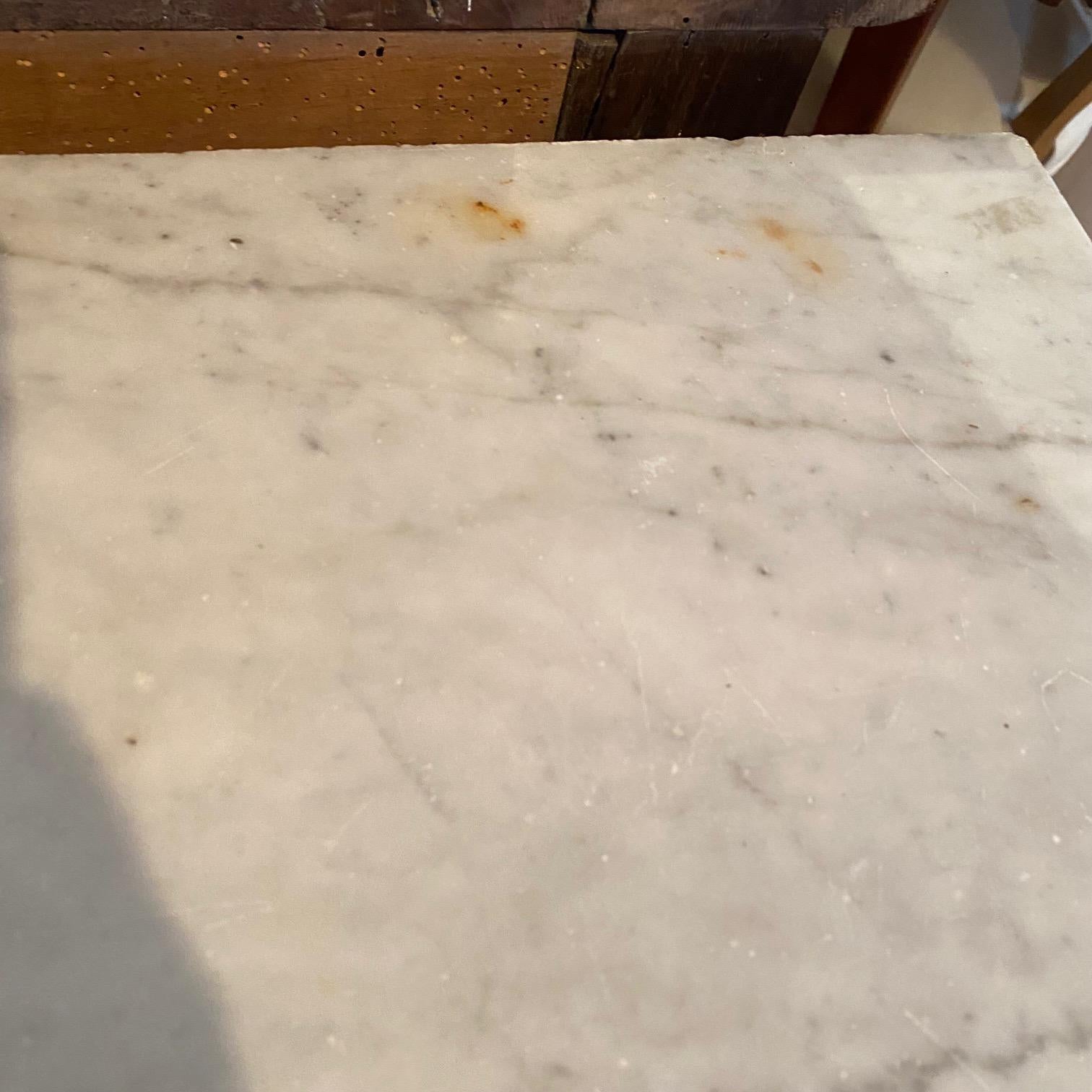 Elegante cassettiera francese Luigi XVI in mogano con piano in marmo di Carrara in vendita 3
