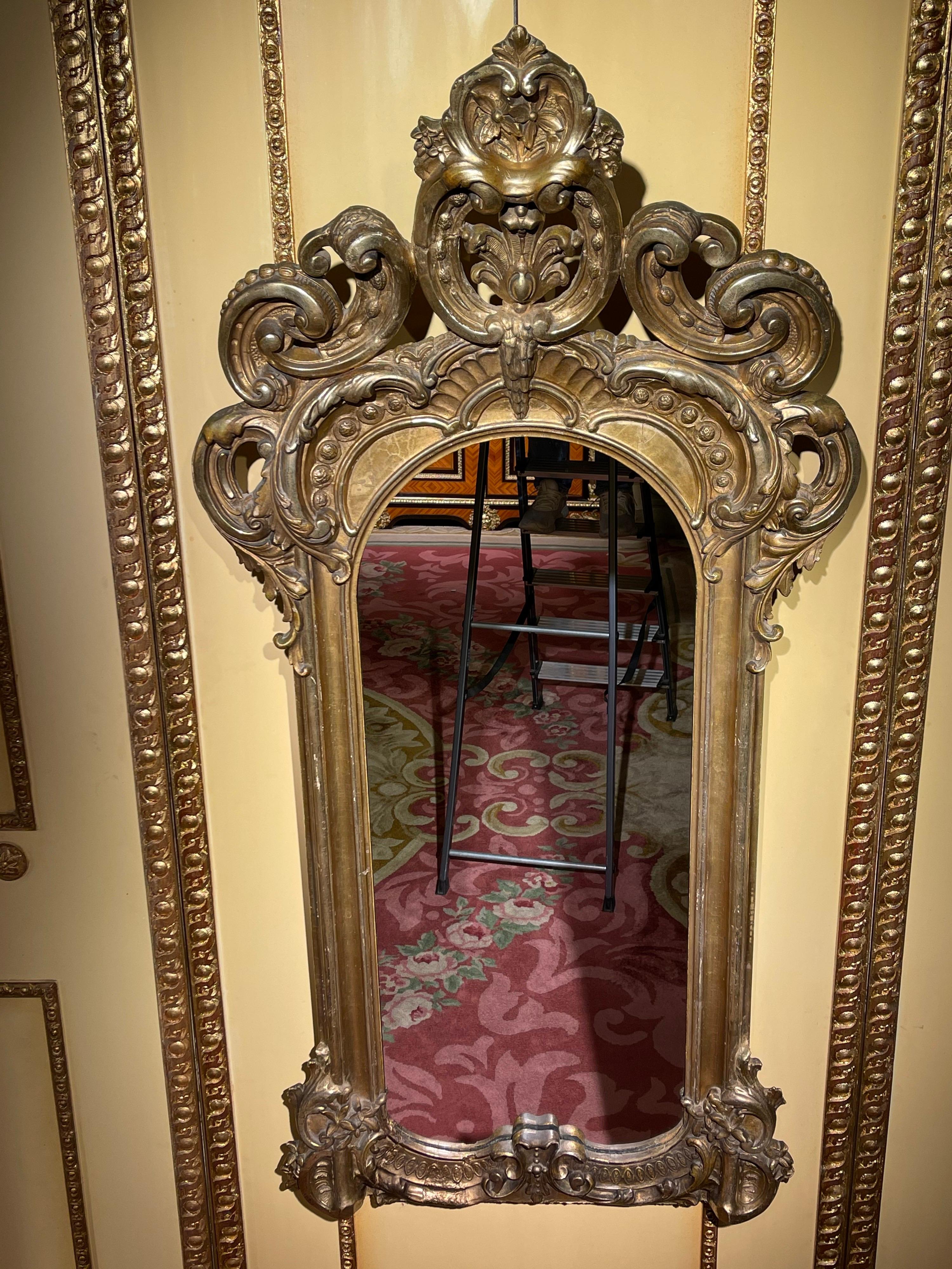 Stately gilded parlor wall mirror, Napoleon III

Magnificent and richly ornate wall mirror. with a high and pronounced crown. Extremely finely crafted and gold-plated.

France around 1880.

Highly rectangular, rounded mirror frame. An impressive