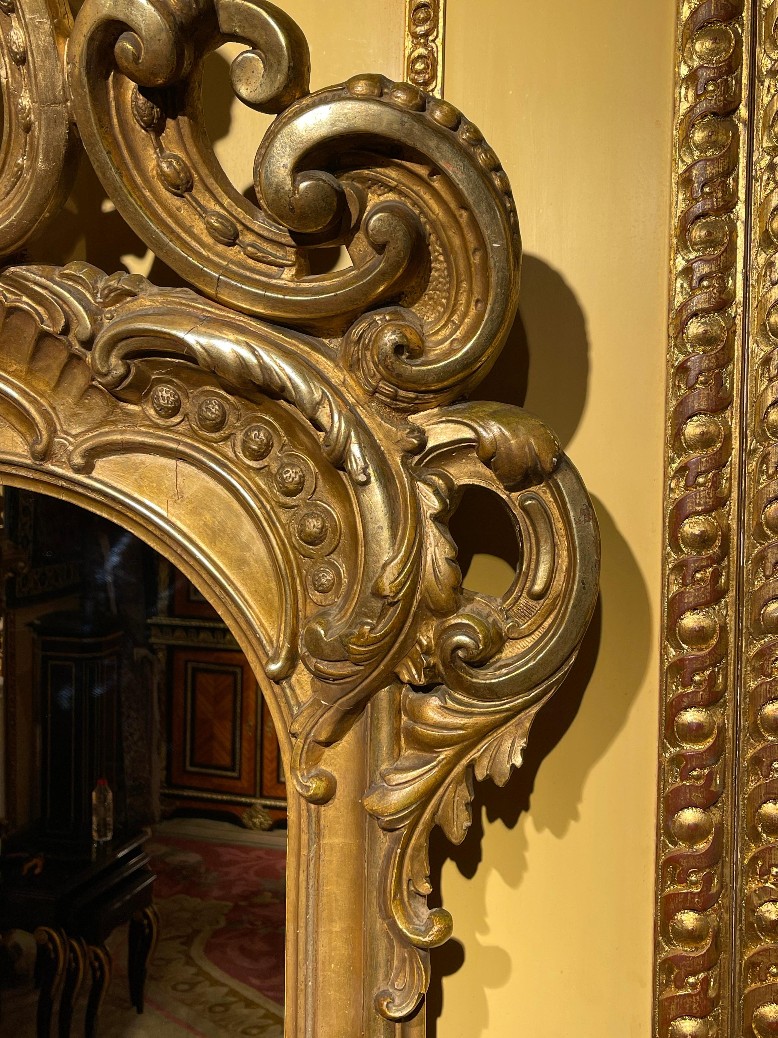 Doré Miroir mural de salon doré majestueux, Napoléon III en vente