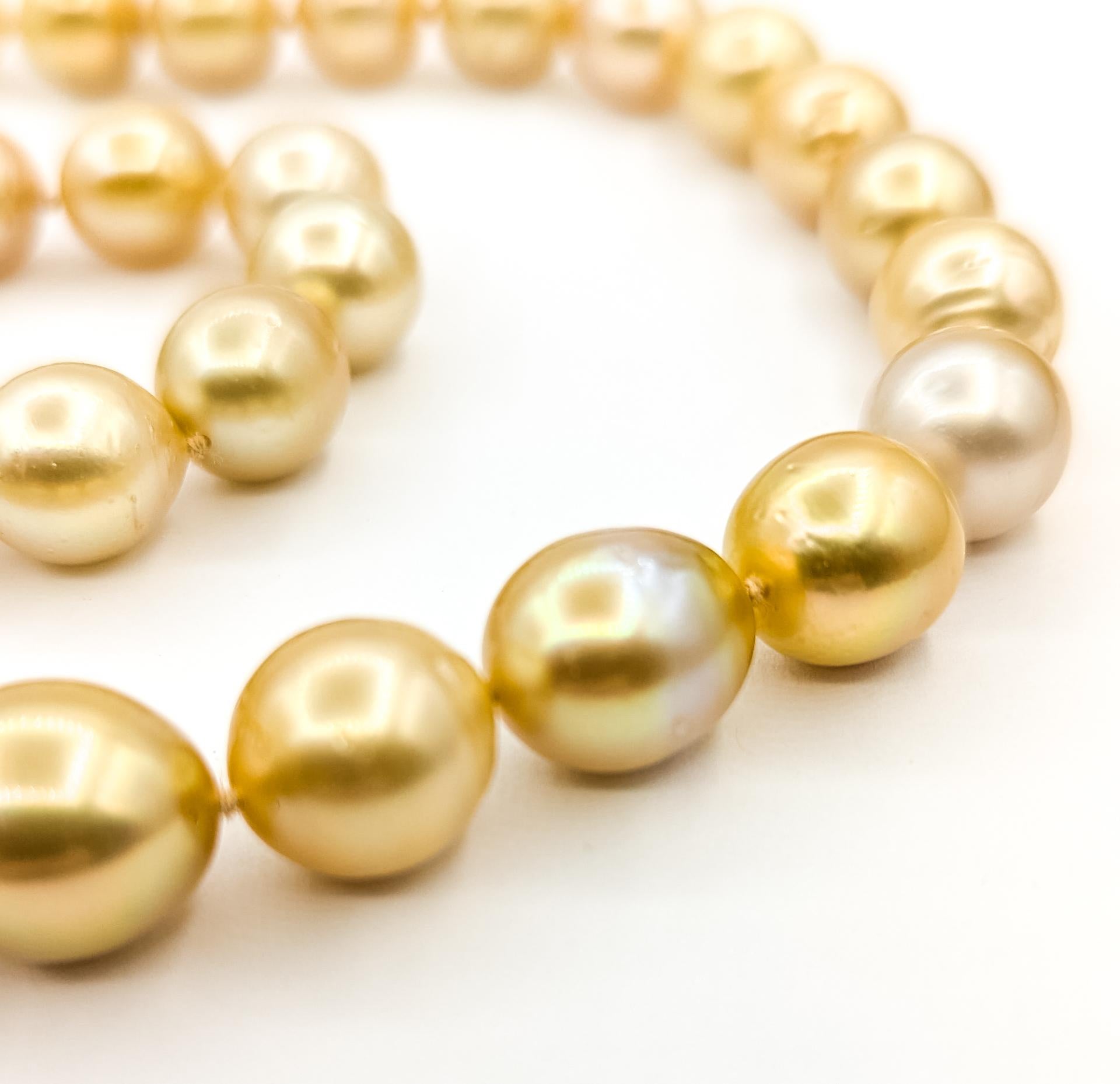 Contemporaneo Elegante collana di perle dorate in oro giallo 14 carati in vendita