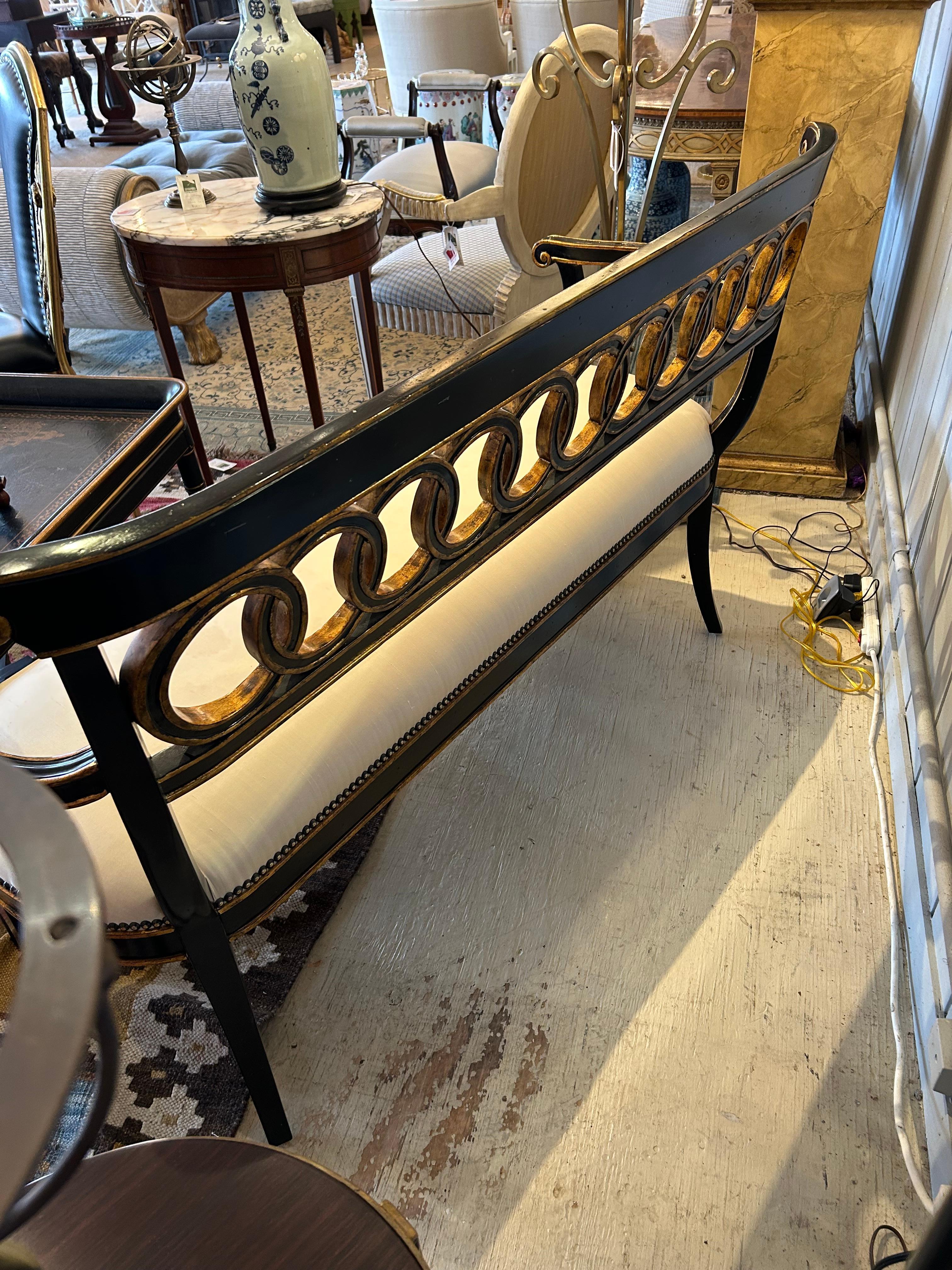 Indonésien Causeuse Hollywood Regency noire et dorée avec motif en forme de cercle en vente