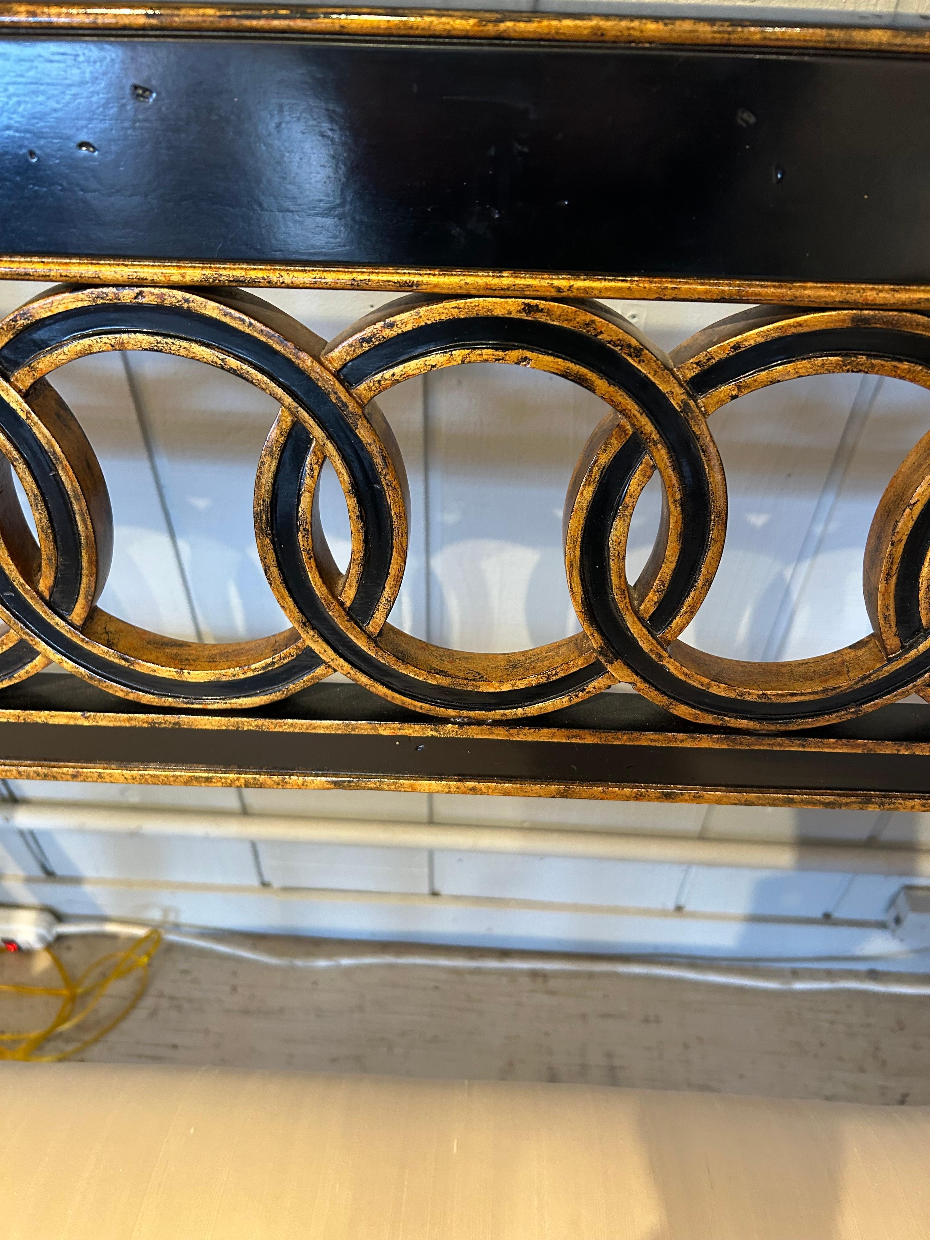 Causeuse Hollywood Regency noire et dorée avec motif en forme de cercle Bon état - En vente à Hopewell, NJ