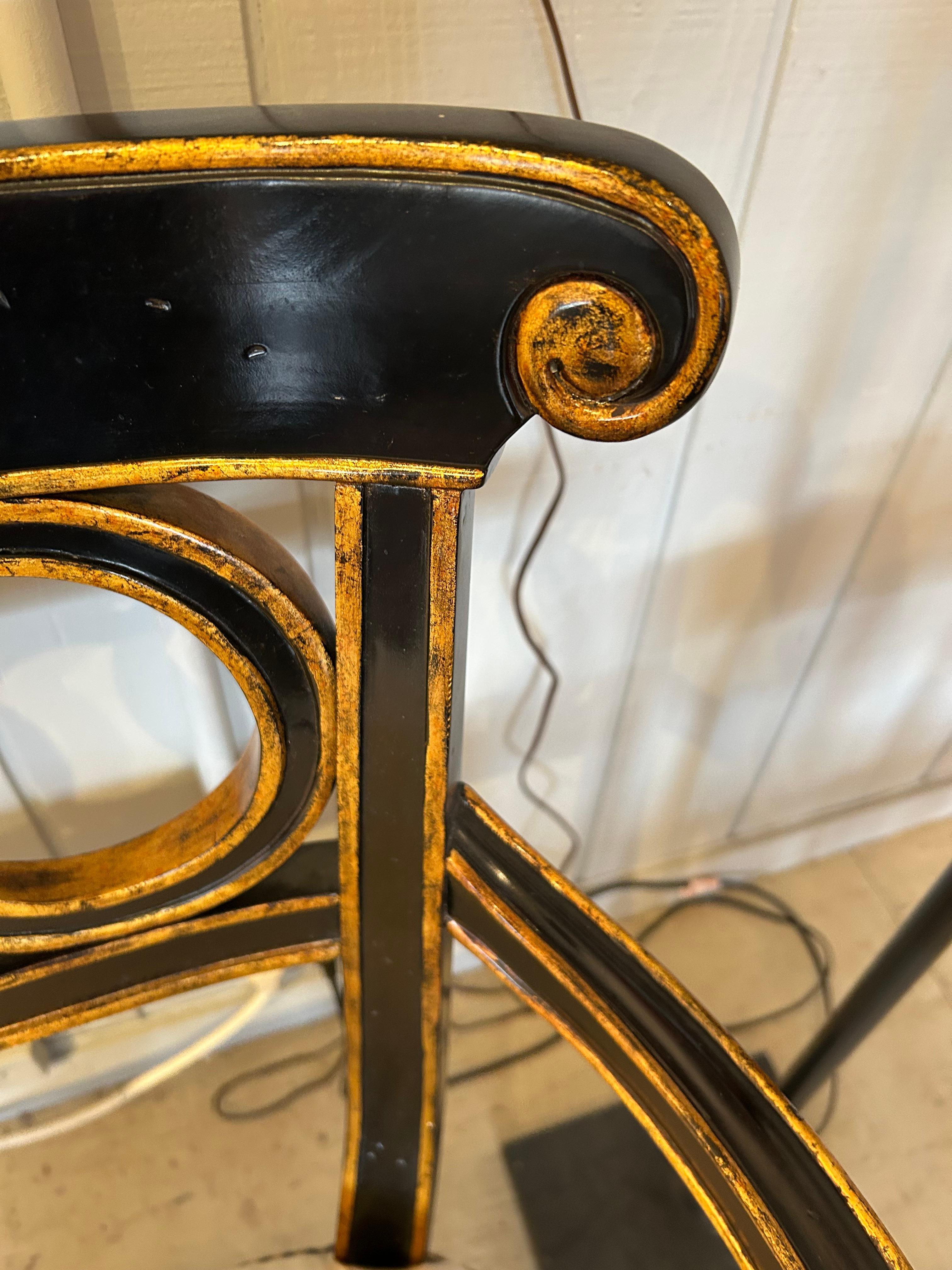 XXIe siècle et contemporain Causeuse Hollywood Regency noire et dorée avec motif en forme de cercle en vente