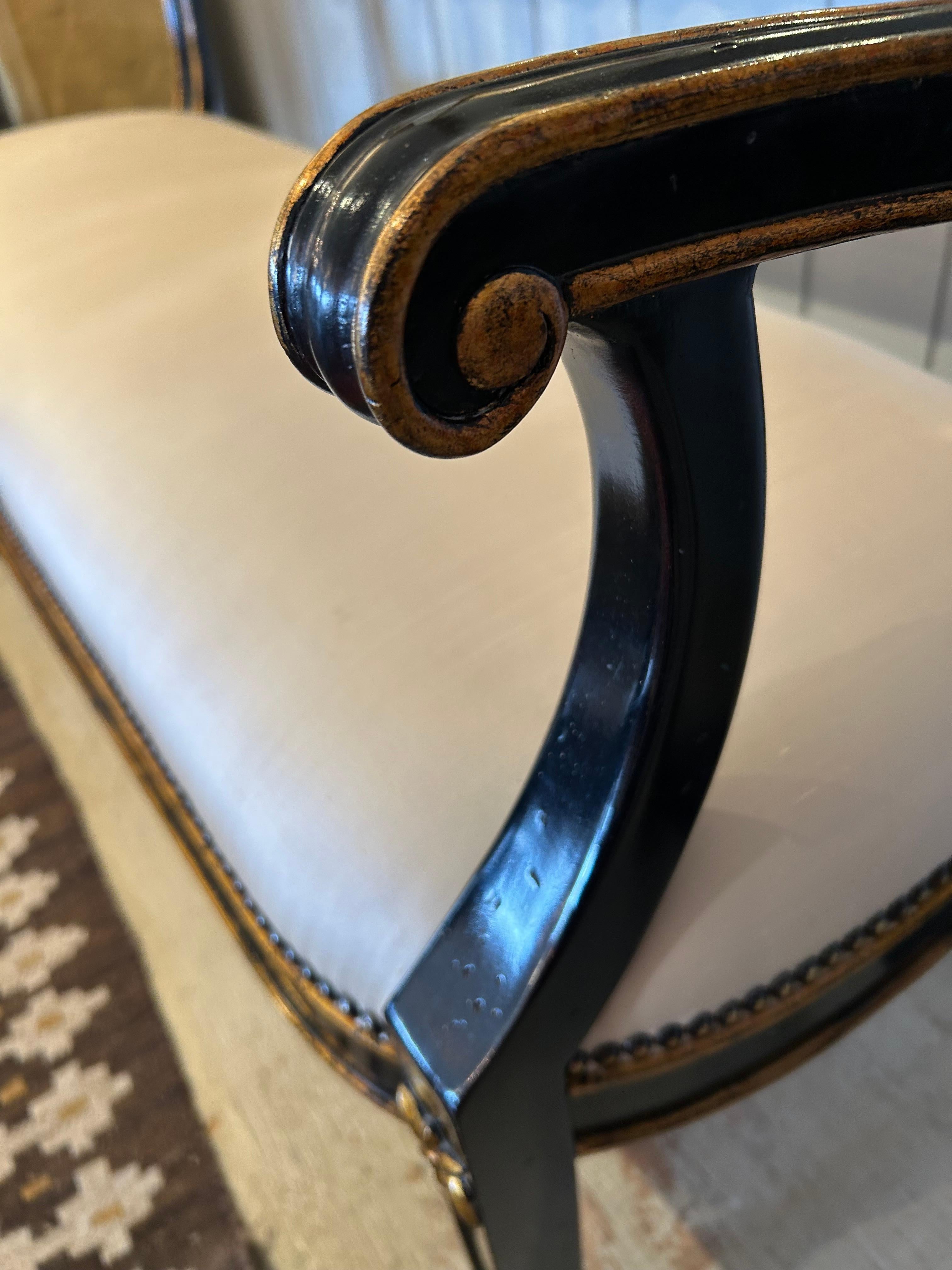 Causeuse Hollywood Regency noire et dorée avec motif en forme de cercle en vente 1