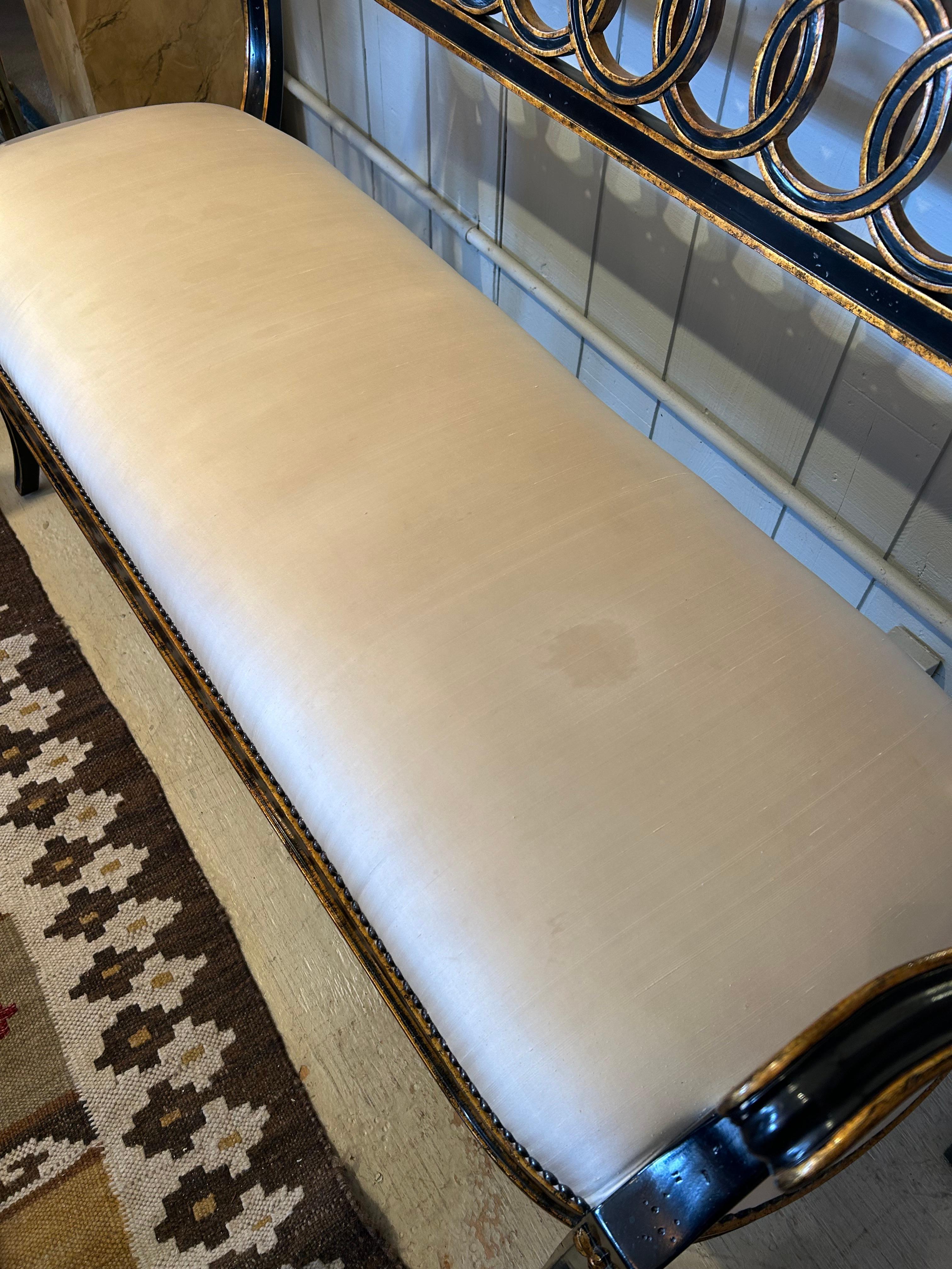 Causeuse Hollywood Regency noire et dorée avec motif en forme de cercle en vente 2