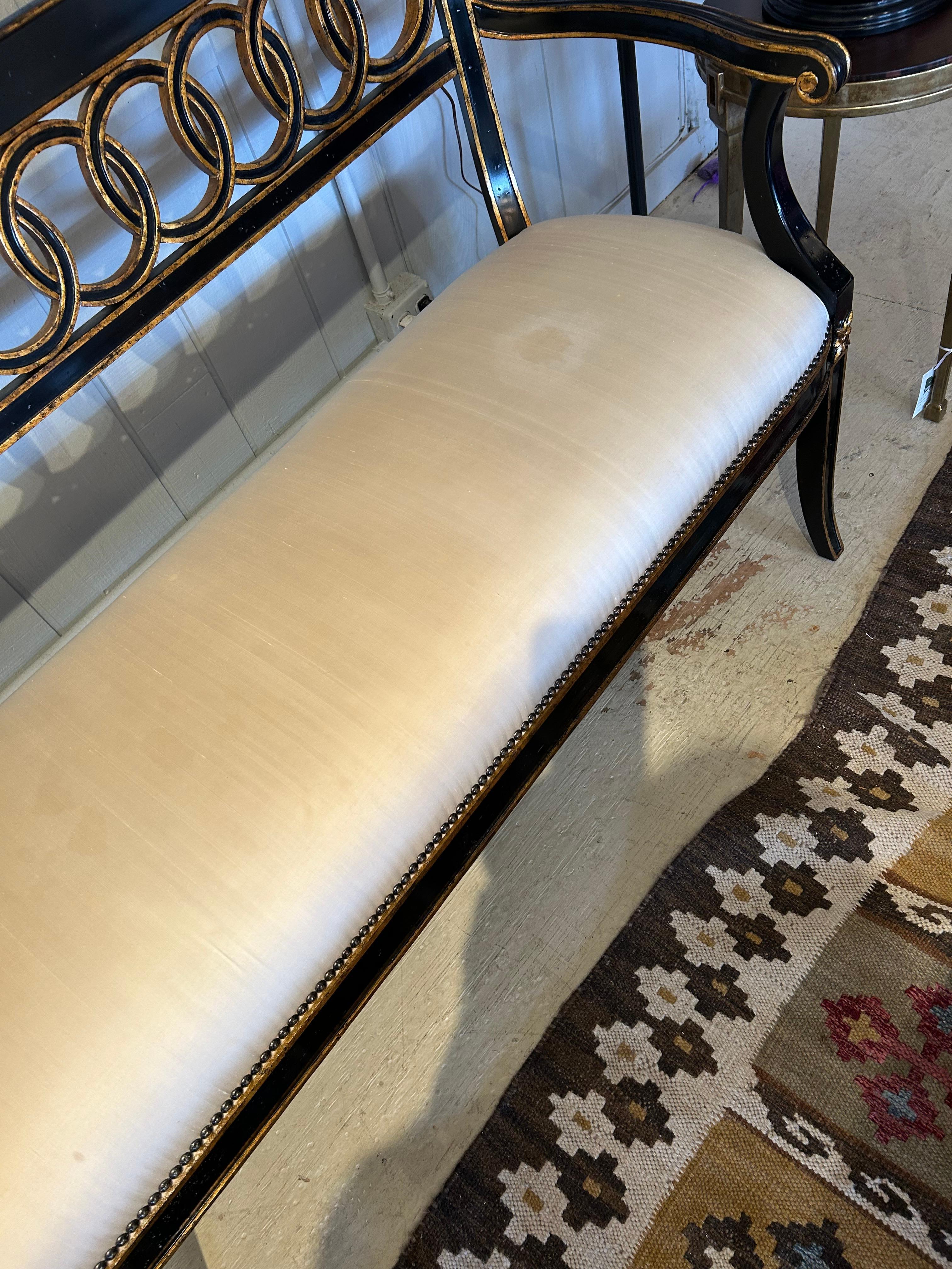 Causeuse Hollywood Regency noire et dorée avec motif en forme de cercle en vente 3
