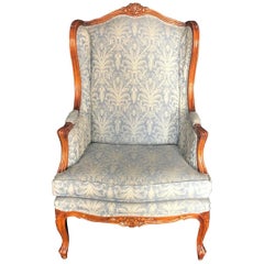 Fauteuil majestueux à dossier à oreilles sculpté de style Louis XV