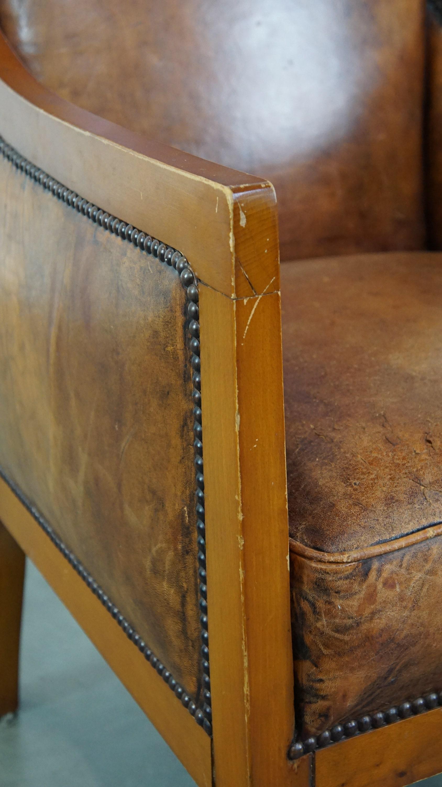Fauteuil Art déco en cuir de mouton luxueux et majestueux, combiné avec du bois. en vente 6