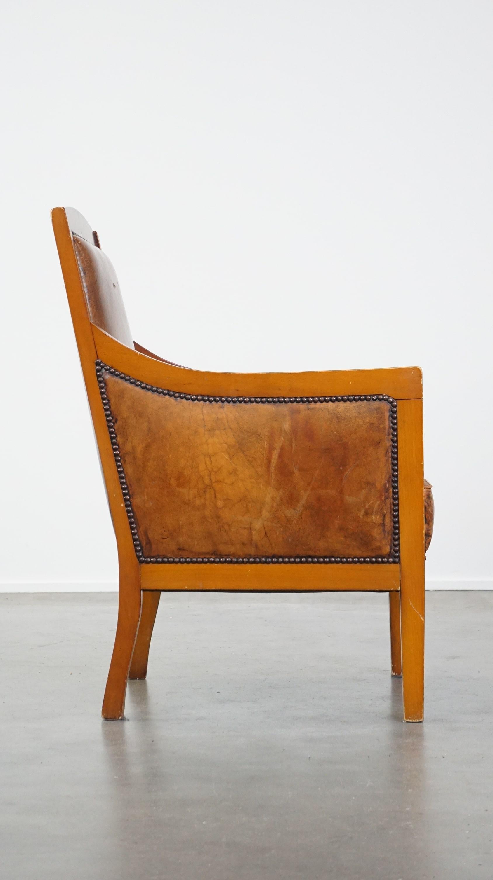 Fait main Fauteuil Art déco en cuir de mouton luxueux et majestueux, combiné avec du bois. en vente