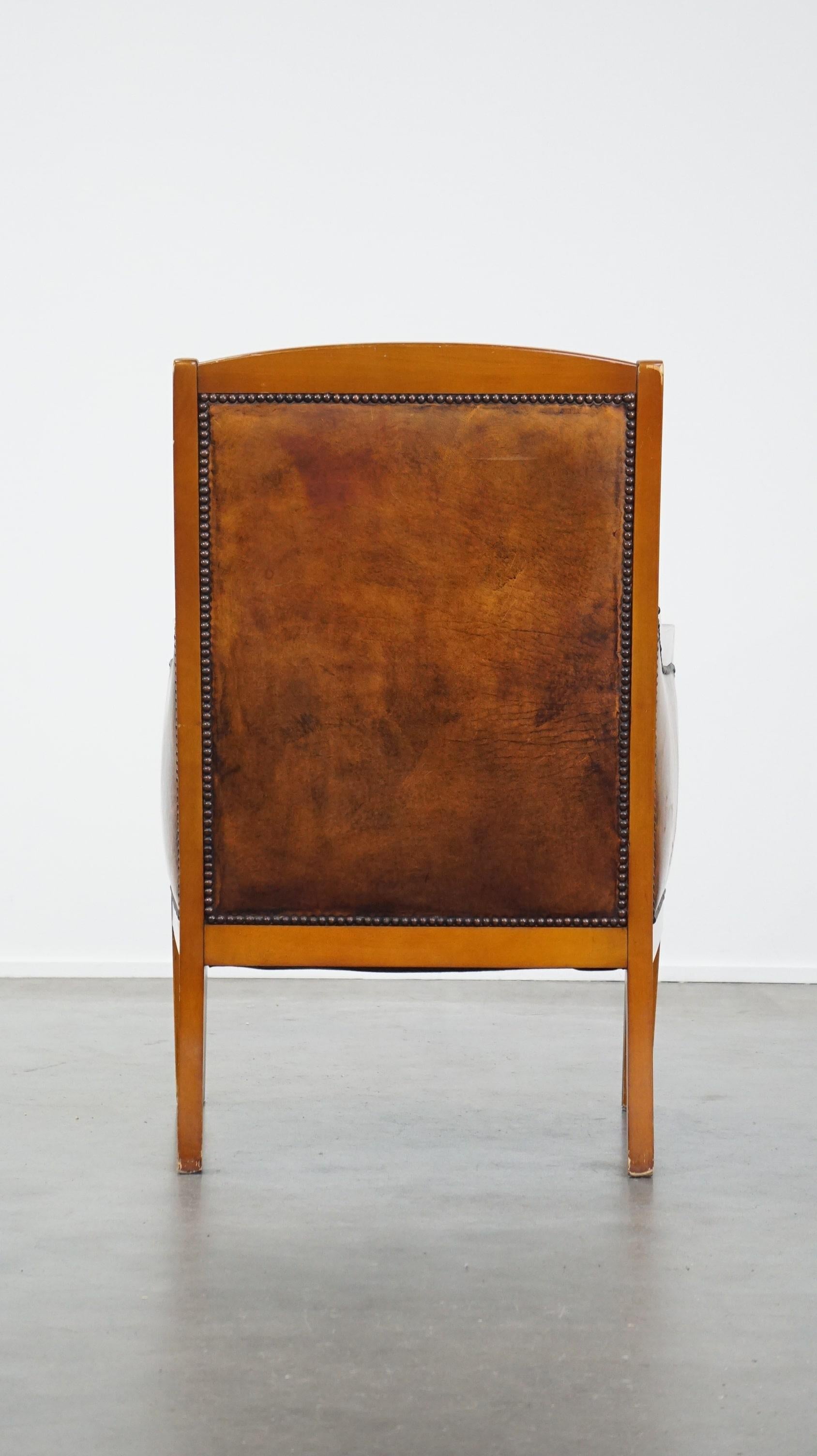 Fauteuil Art déco en cuir de mouton luxueux et majestueux, combiné avec du bois. Bon état - En vente à Harderwijk, NL