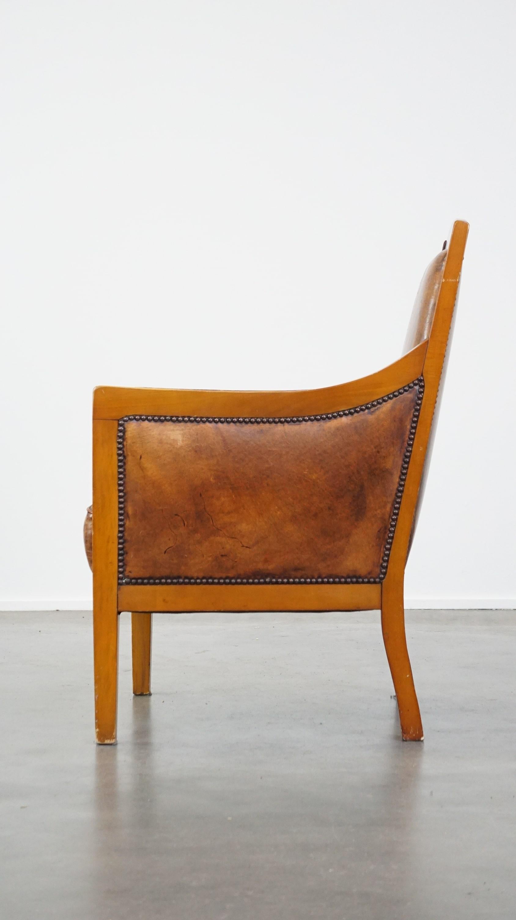 20ième siècle Fauteuil Art déco en cuir de mouton luxueux et majestueux, combiné avec du bois. en vente