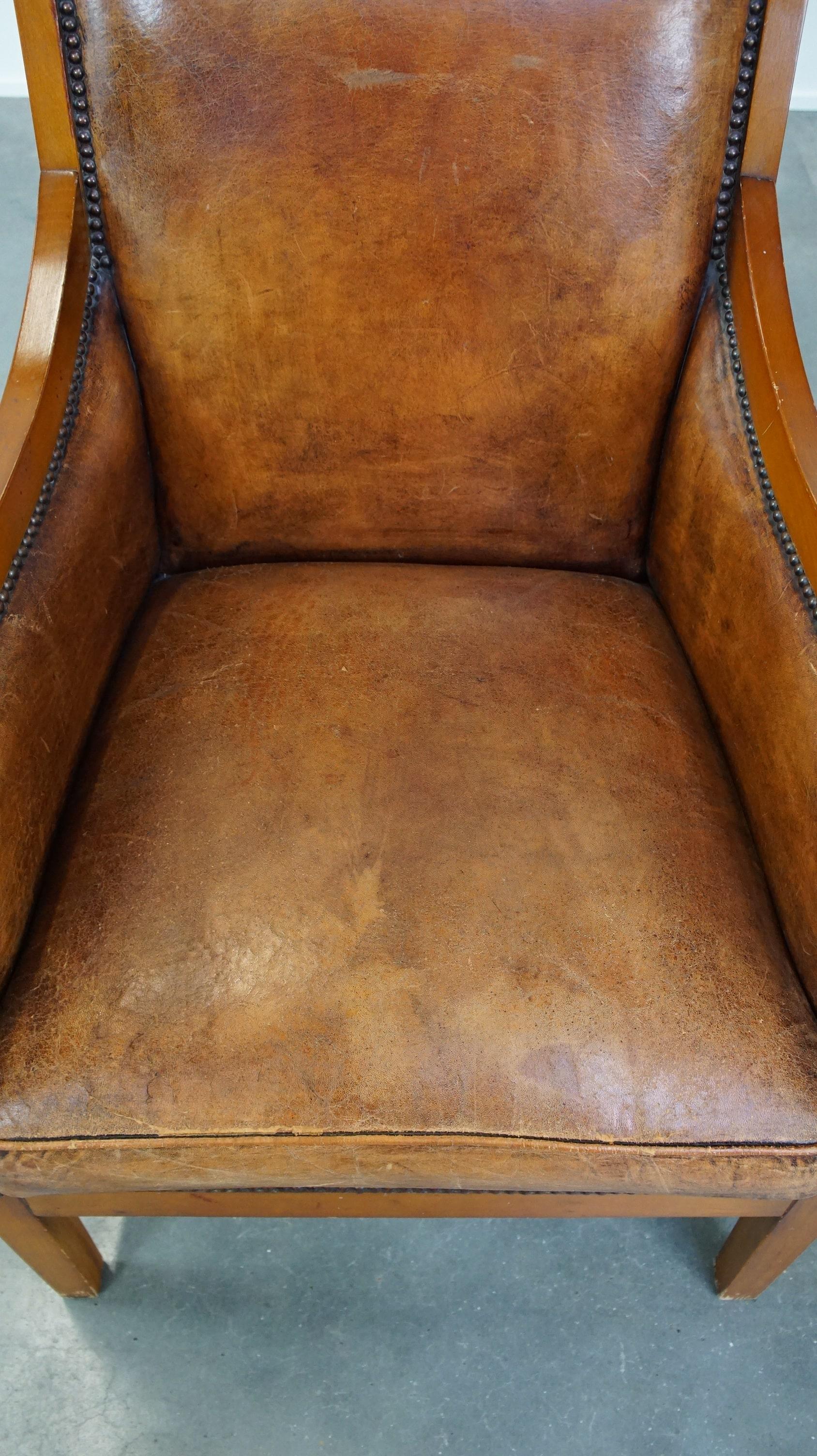 Cuir de mouton Fauteuil Art déco en cuir de mouton luxueux et majestueux, combiné avec du bois. en vente