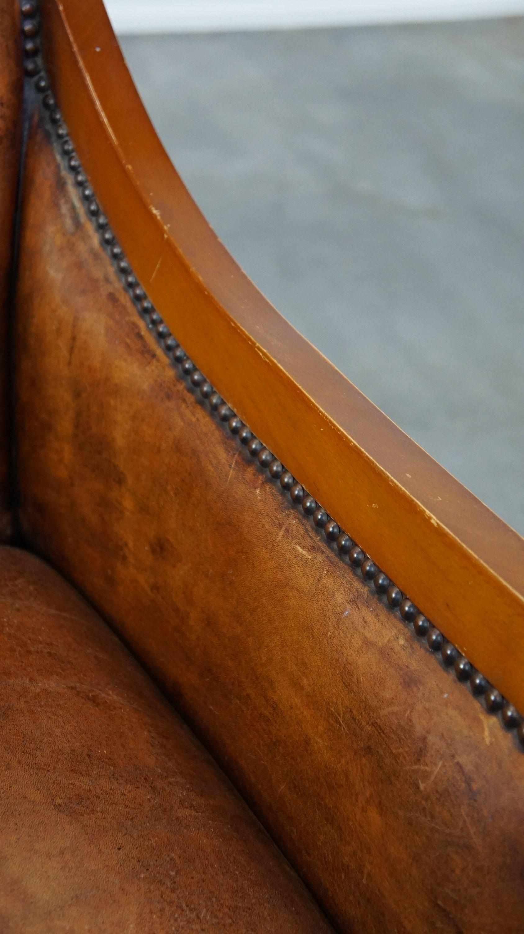 Fauteuil Art déco en cuir de mouton luxueux et majestueux, combiné avec du bois. en vente 1