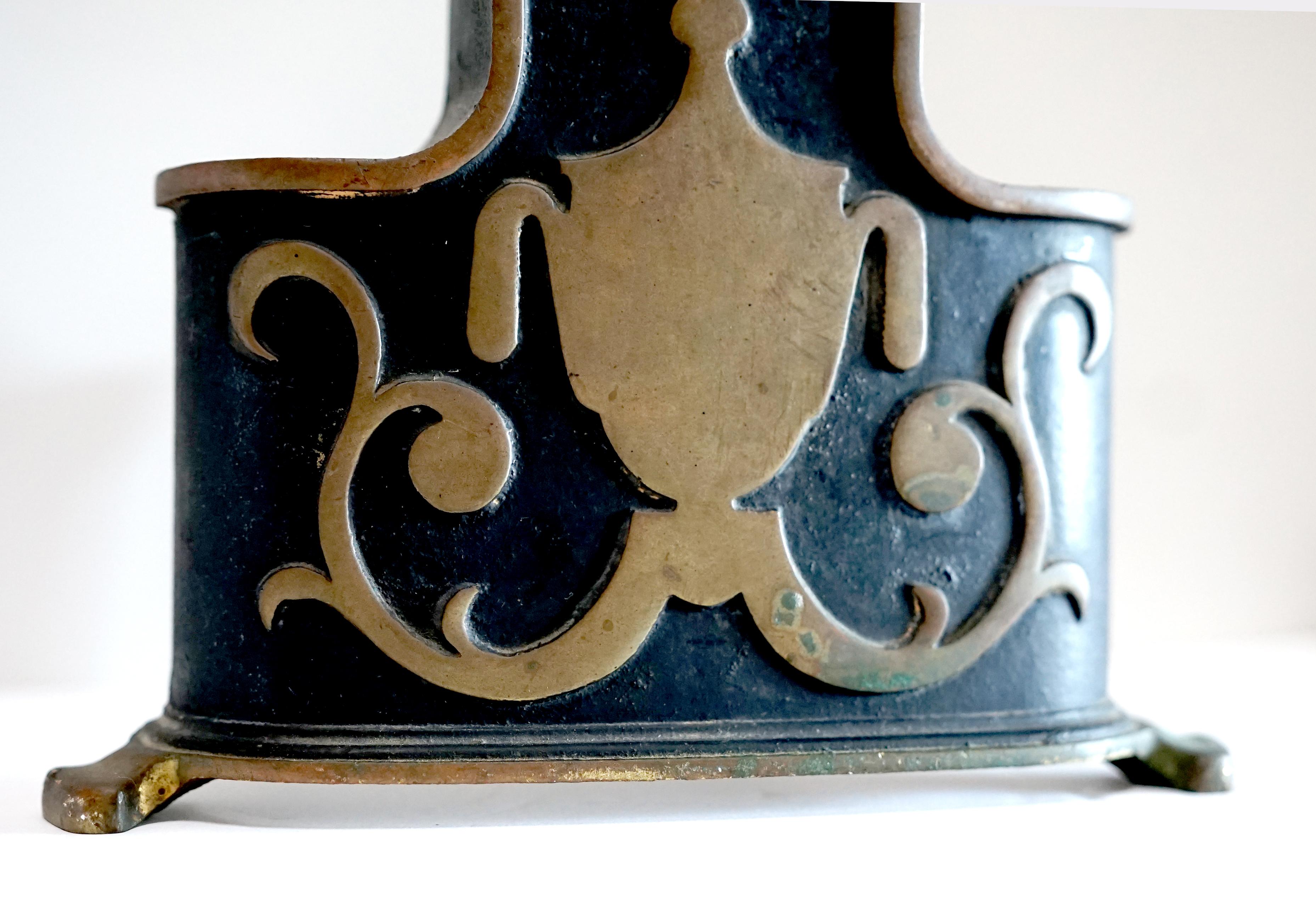 Paire de chenets de style néoclassique en fer, ébénisé avec motif en forme d'urne en vente 2