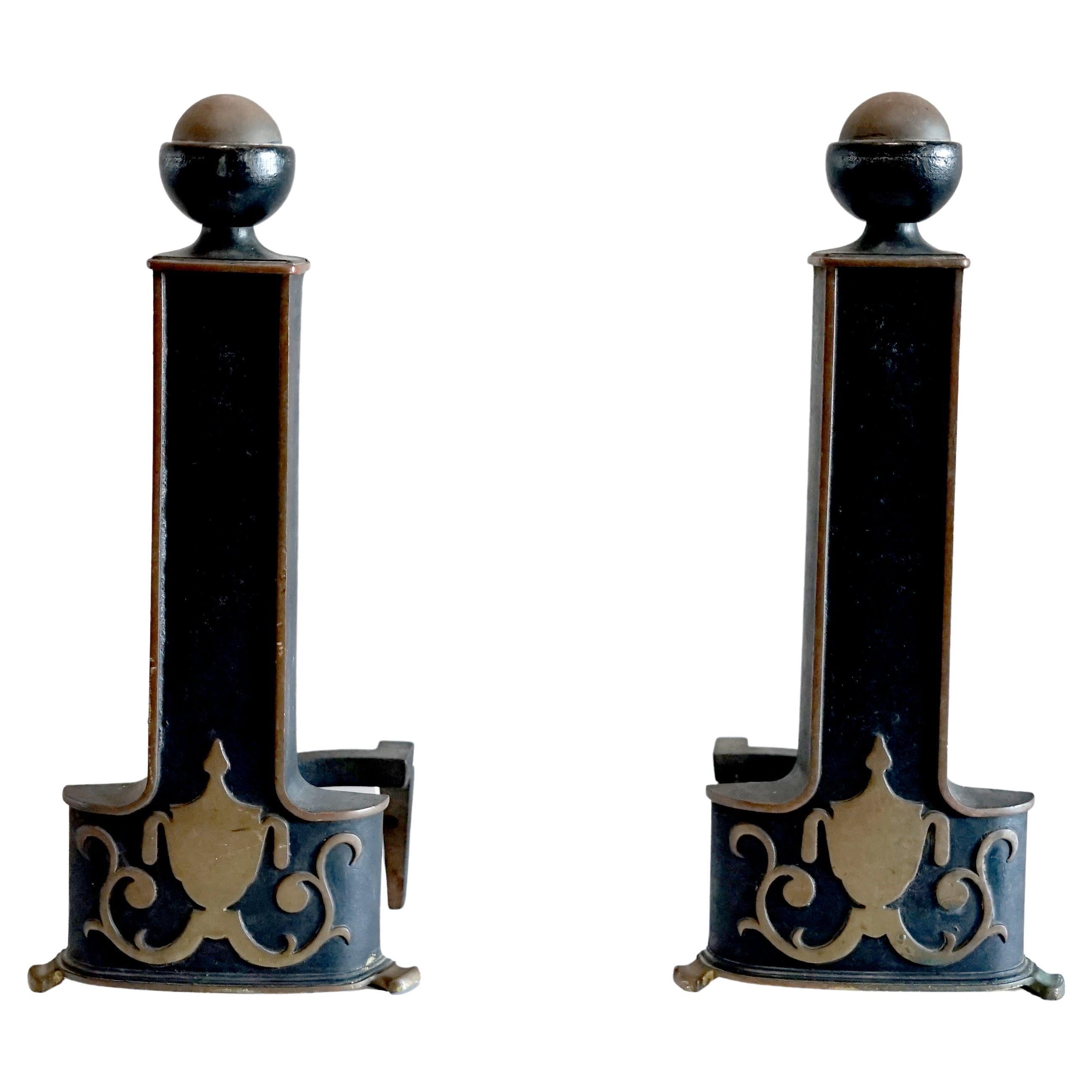 Néoclassique Paire de chenets de style néoclassique en fer, ébénisé avec motif en forme d'urne en vente