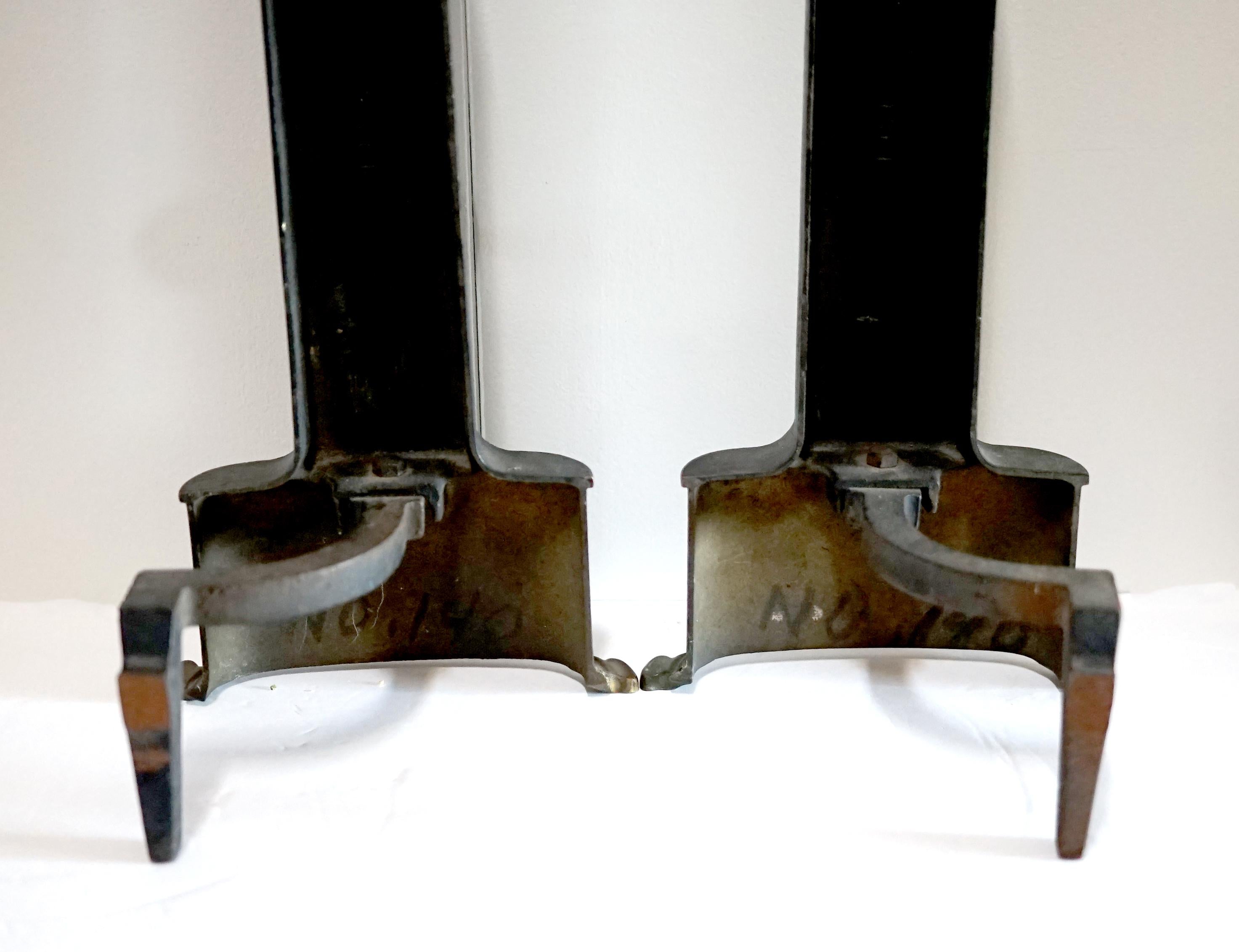 Paar eiserne, ebonisierte Andirons im Neo Classical Stil mit Urnenmotiv im Zustand „Gut“ im Angebot in Lomita, CA