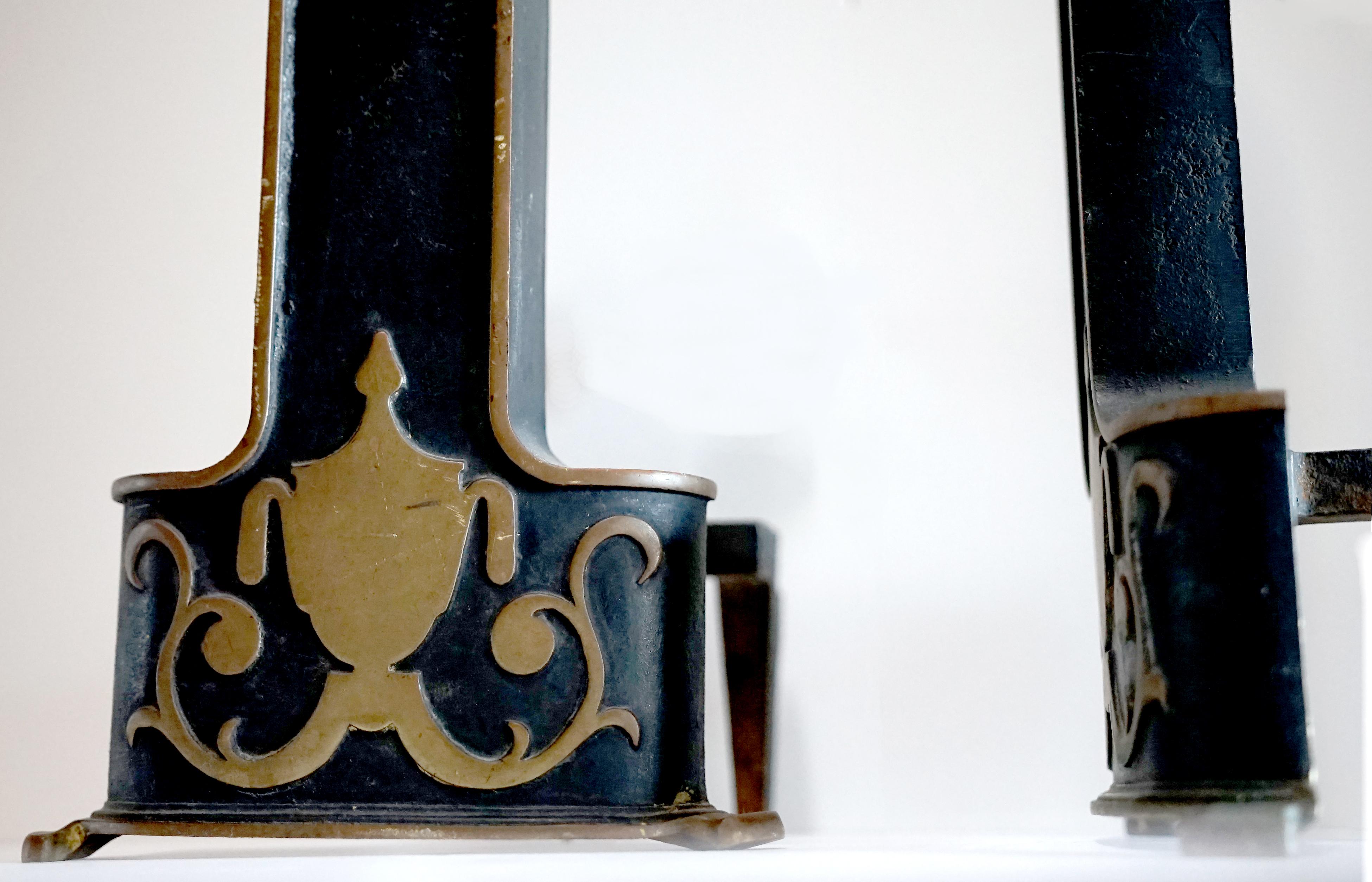 Cuivre Paire de chenets de style néoclassique en fer, ébénisé avec motif en forme d'urne en vente
