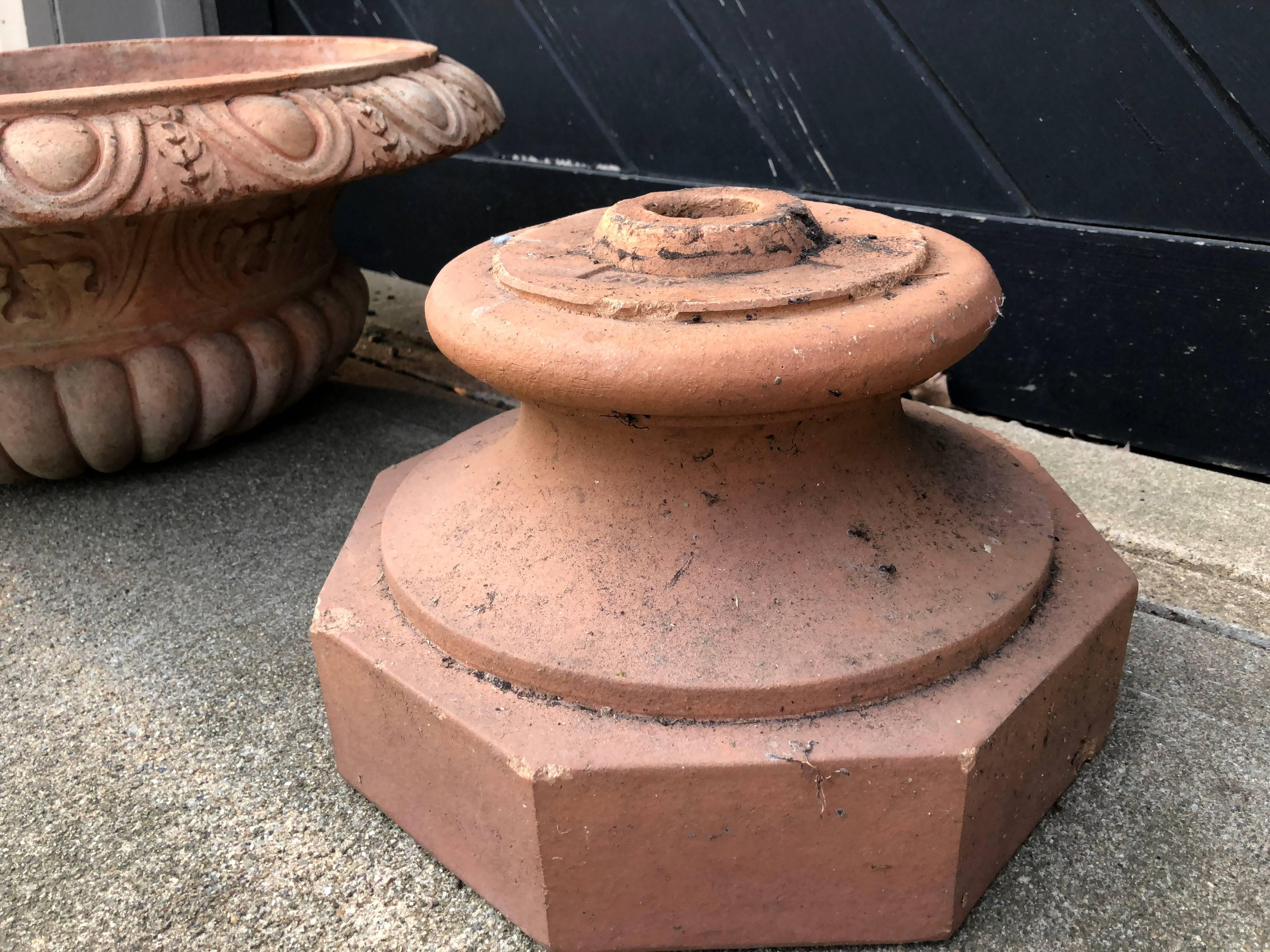 Stately Pair of Vintage Terra Cotta Garden Urns In Good Condition In Hopewell, NJ