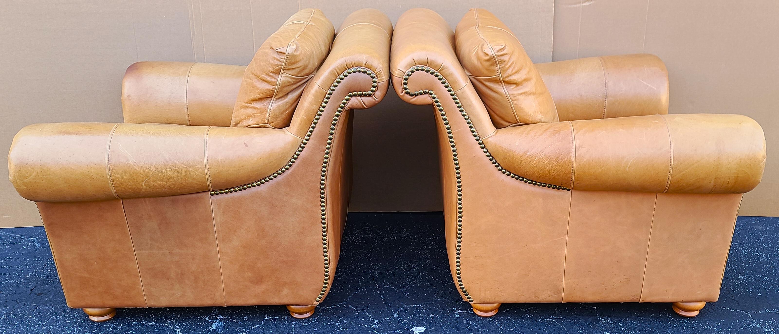 Offriamo una delle nostre recenti acquisizioni di mobili di pregio di Palm Beach Estate, una
coppia di eleganti sedie da salotto in vera pelle soft saddle di Soft Line

Misure approssimative in pollici
36