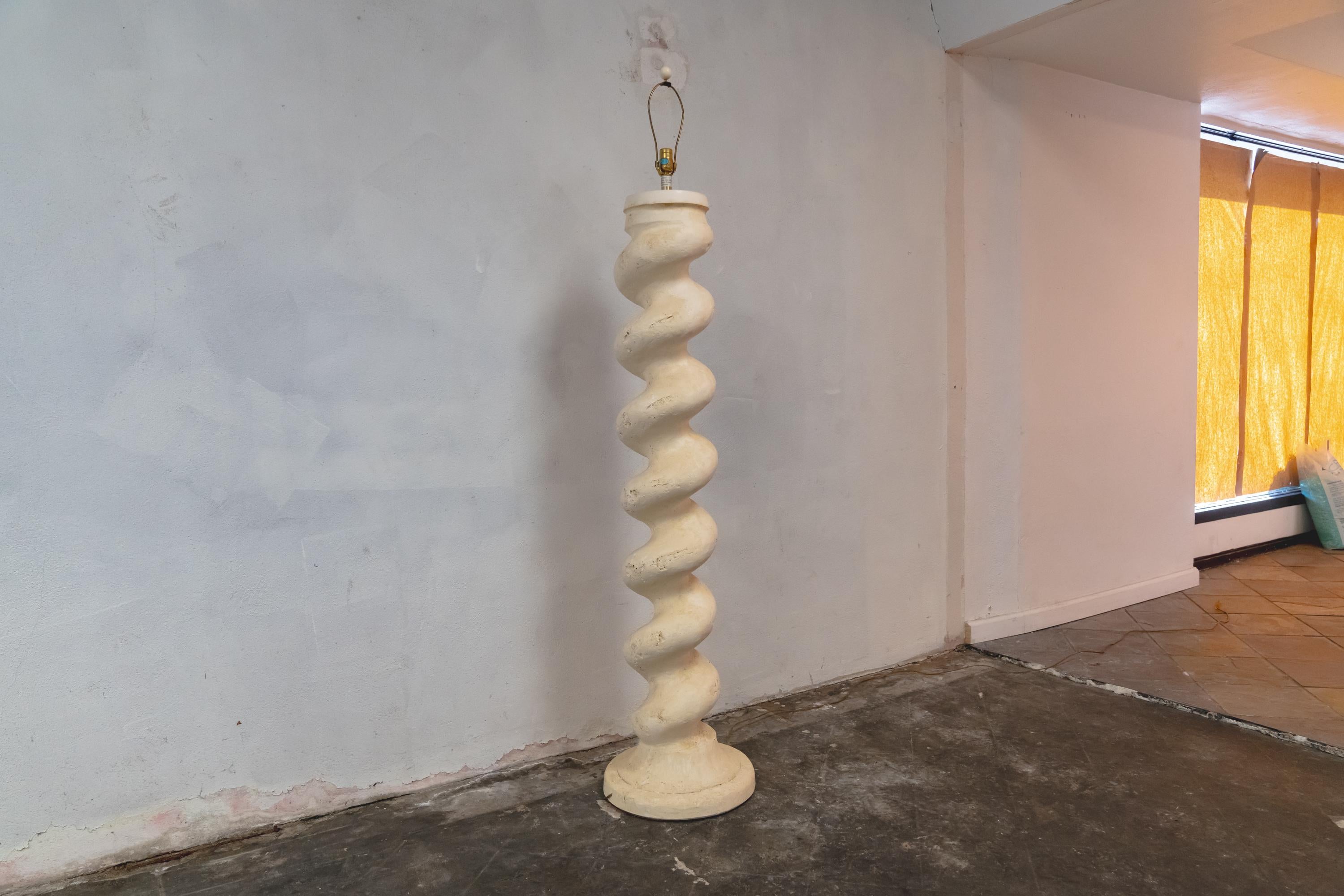 Remarquable et lourd lampadaire en plâtre massif, de forme spiralée, conçu par Michael Taylor.
En bordure de route vers NYC/Philly $350