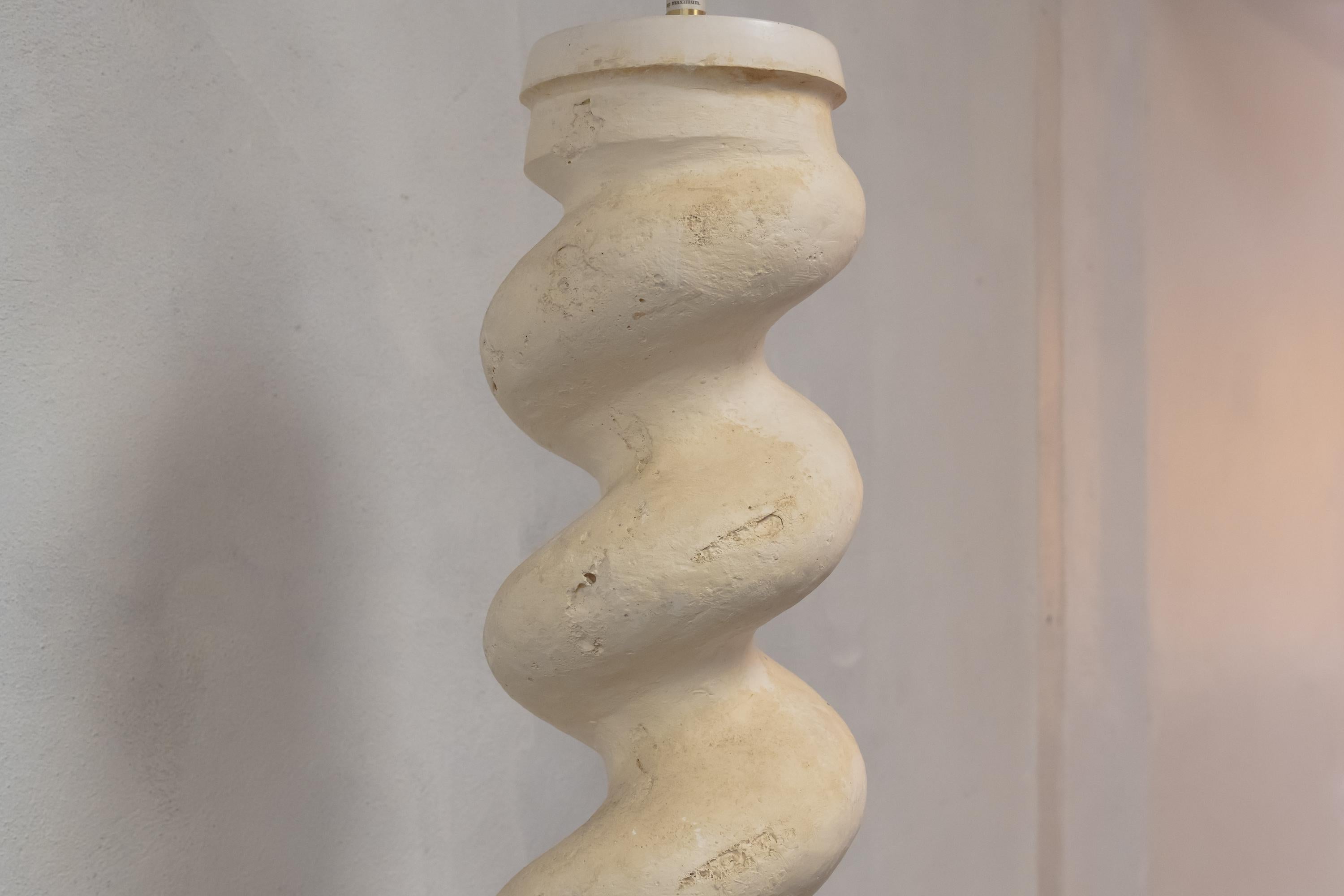 Plâtre Lampadaire vintage majestueux et sculptural Michael Taylor en plâtre massif de forme spirale en vente
