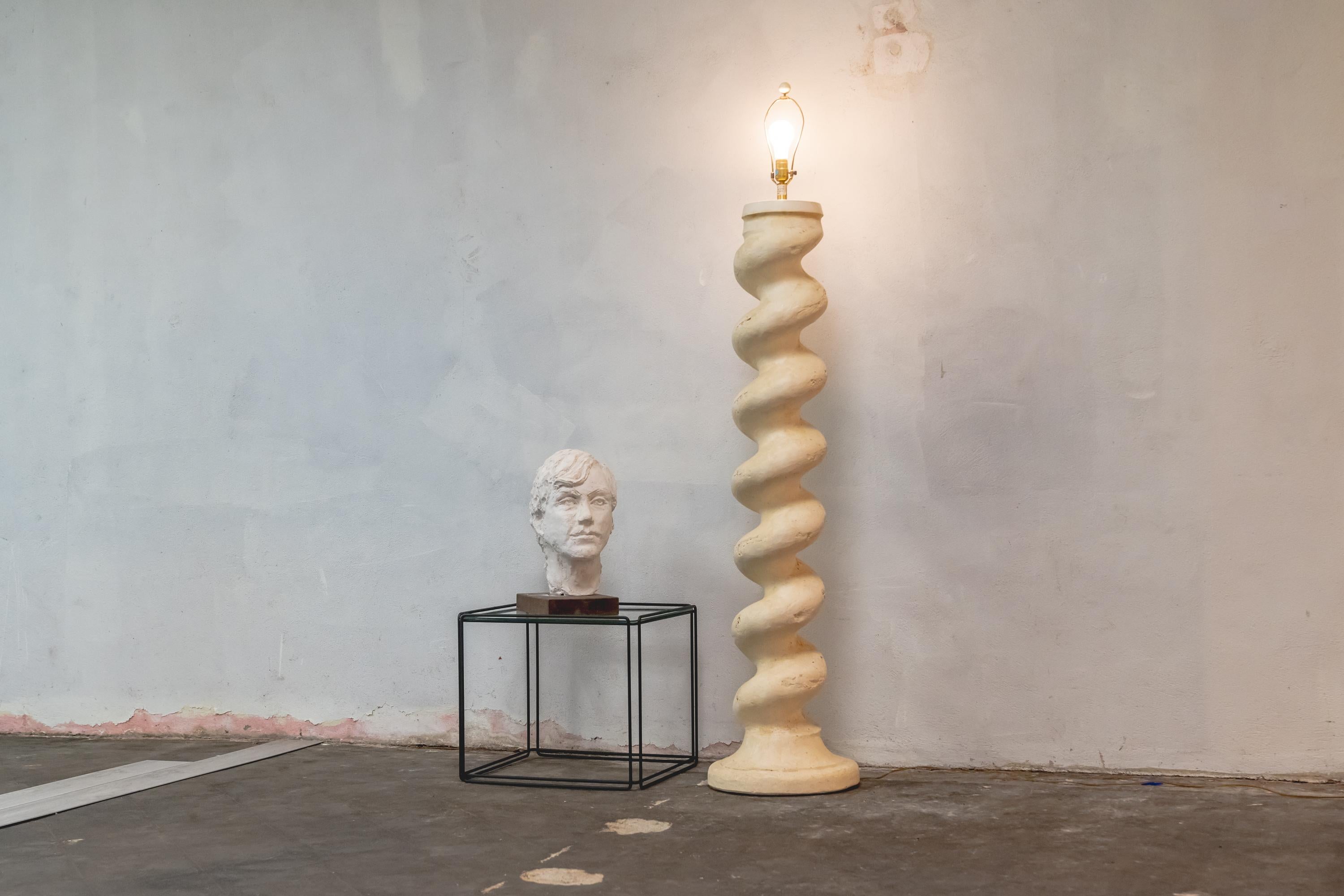 Lampadaire vintage majestueux et sculptural Michael Taylor en plâtre massif de forme spirale en vente 1