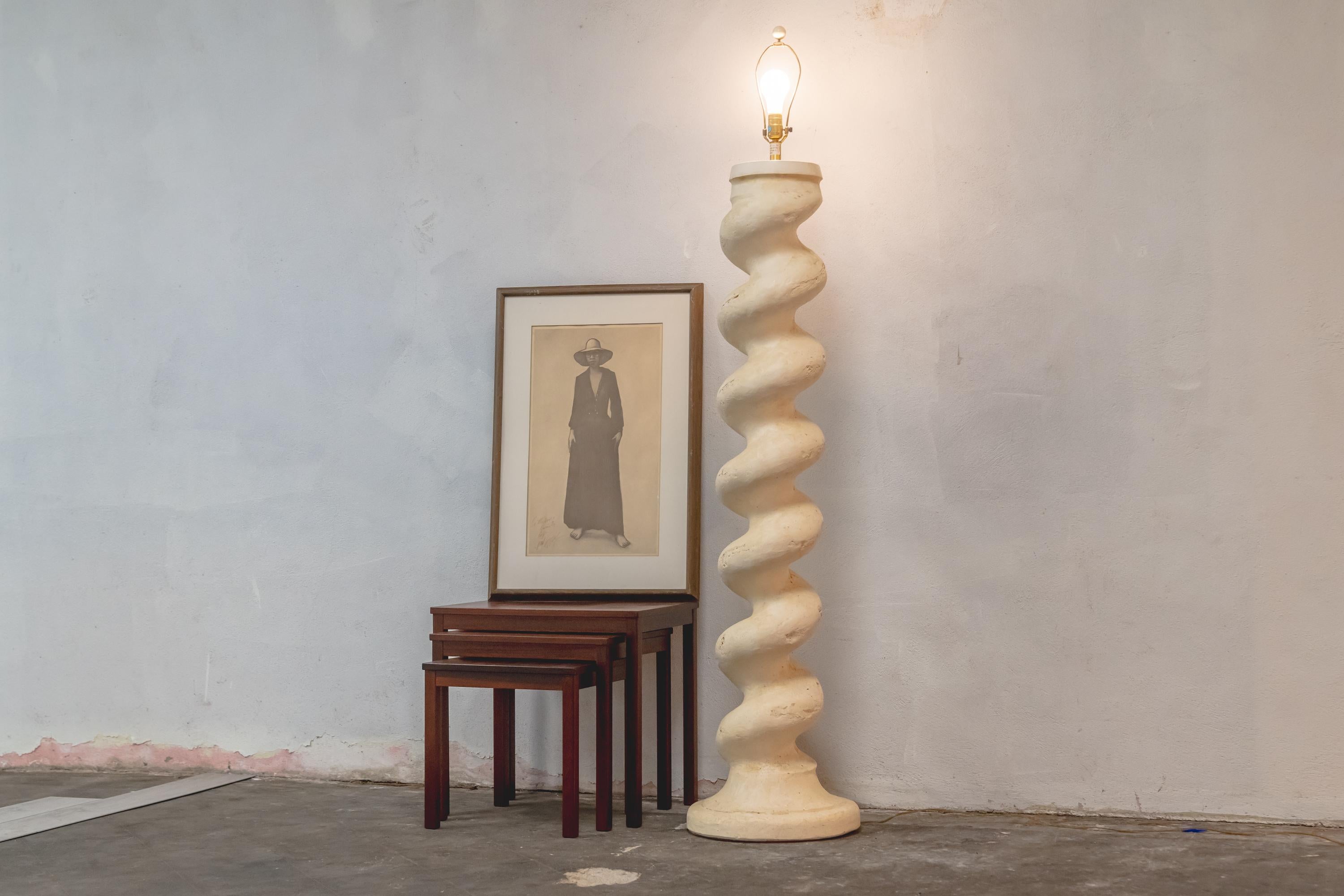 Lampadaire vintage majestueux et sculptural Michael Taylor en plâtre massif de forme spirale en vente 2