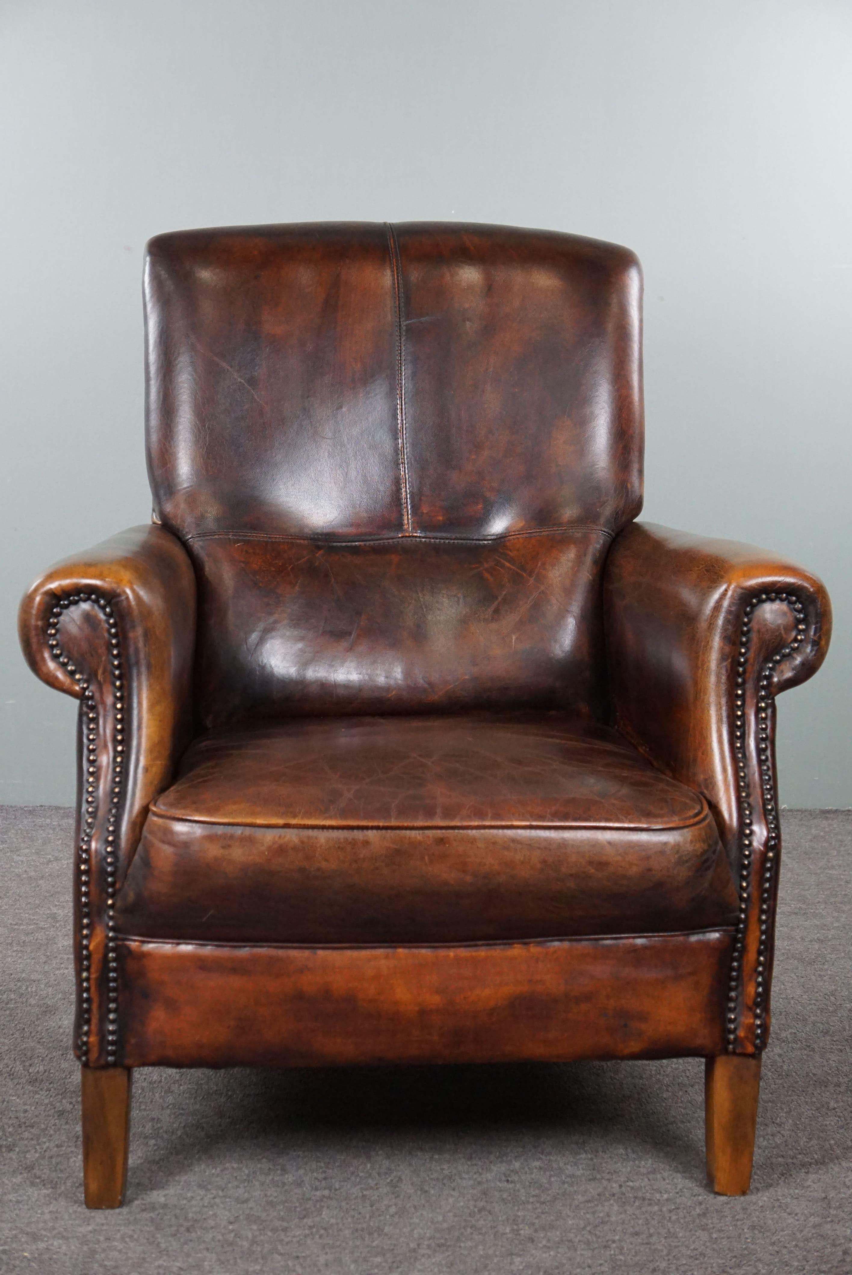 Offered is this beautiful and comfortable sheep leather armchair with truly stunning colors. This sheep leather armchair is in good condition and provides a delightful seating experience. As such, it's not just a comfortable seat but also a