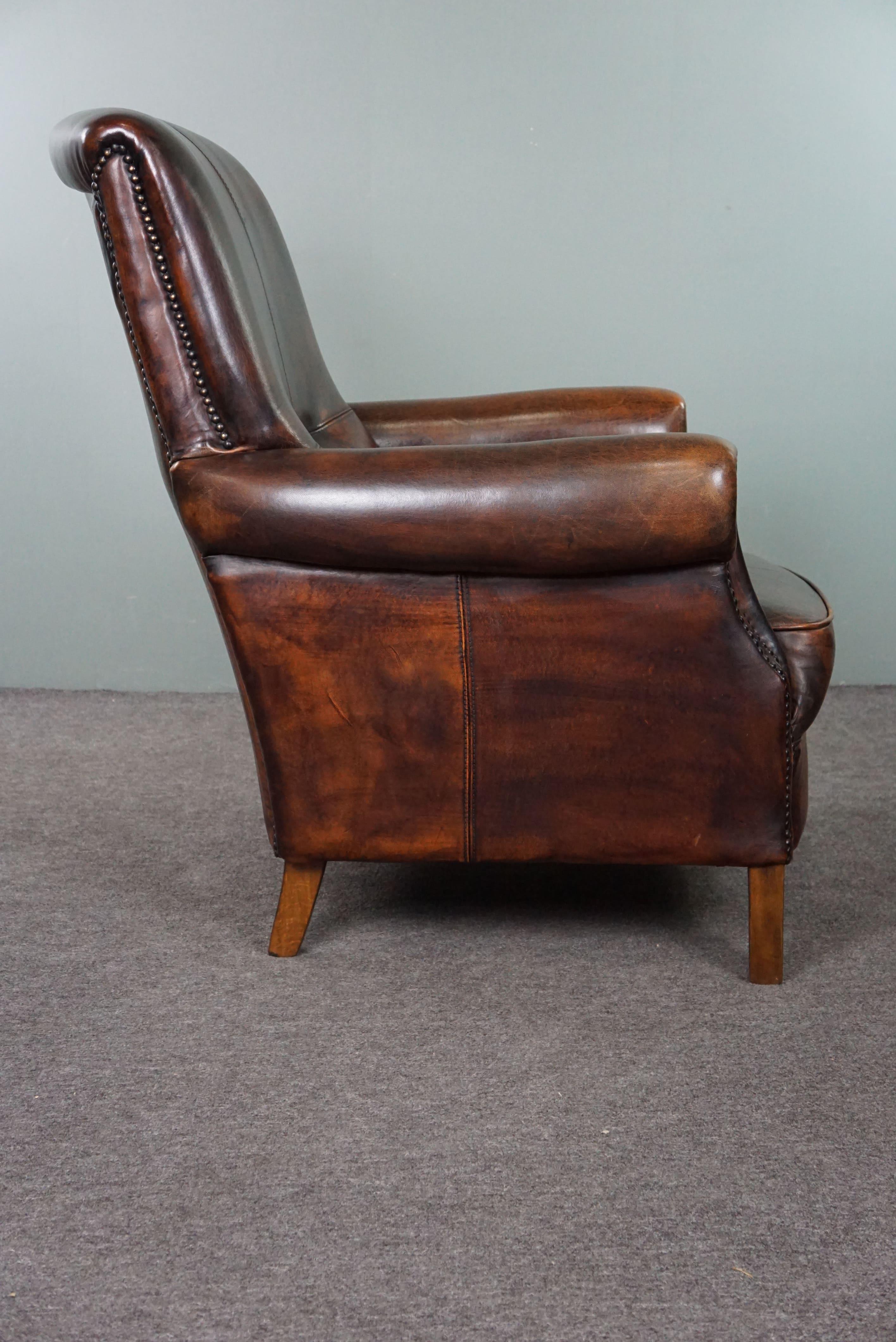 Stately sheep leather armchair, comfortable seat, and high back In Good Condition For Sale In Harderwijk, NL