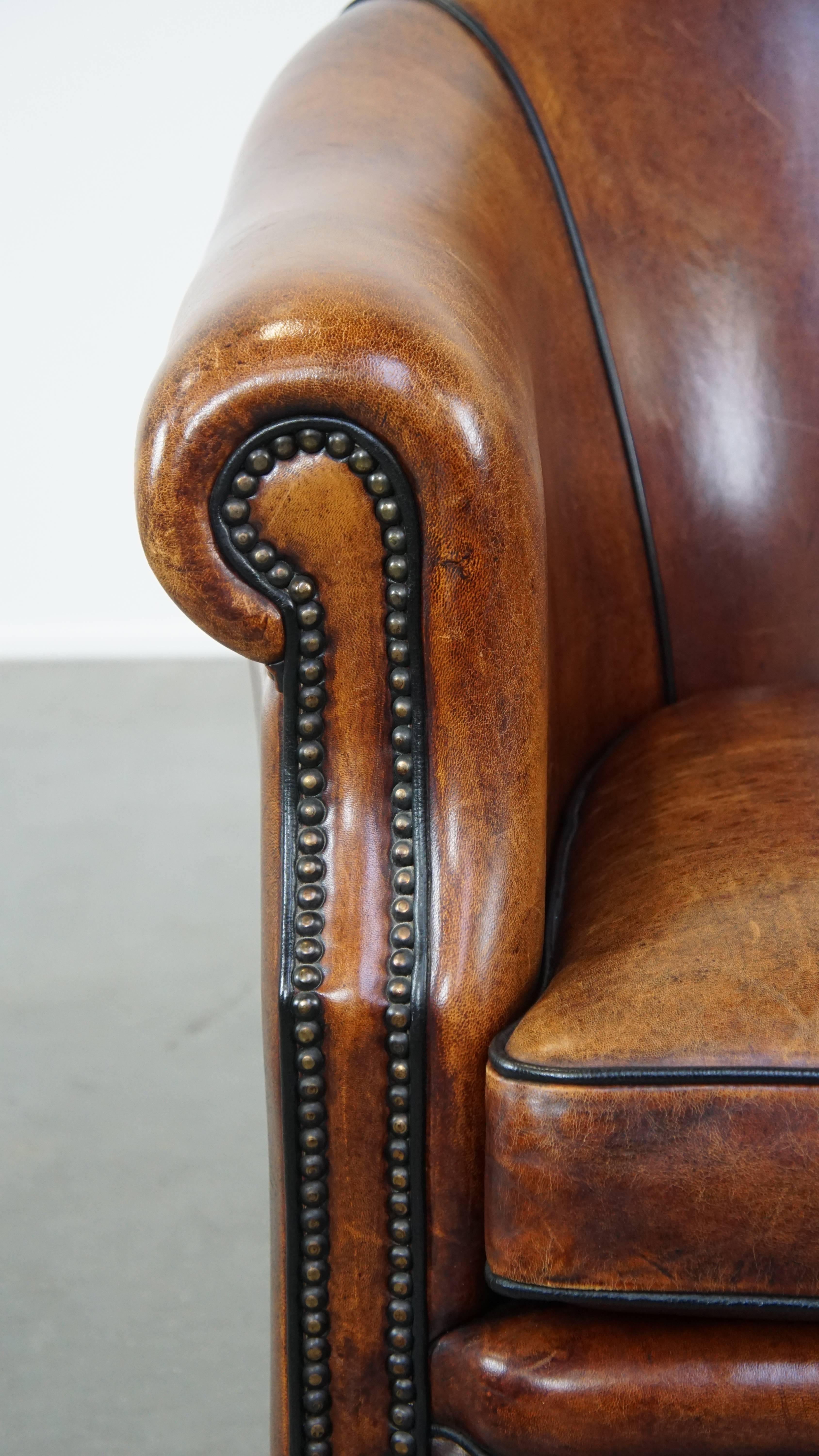 Majestuoso sillón club de piel de cordero acabado con clavos decorativos y ribete negro en venta 4
