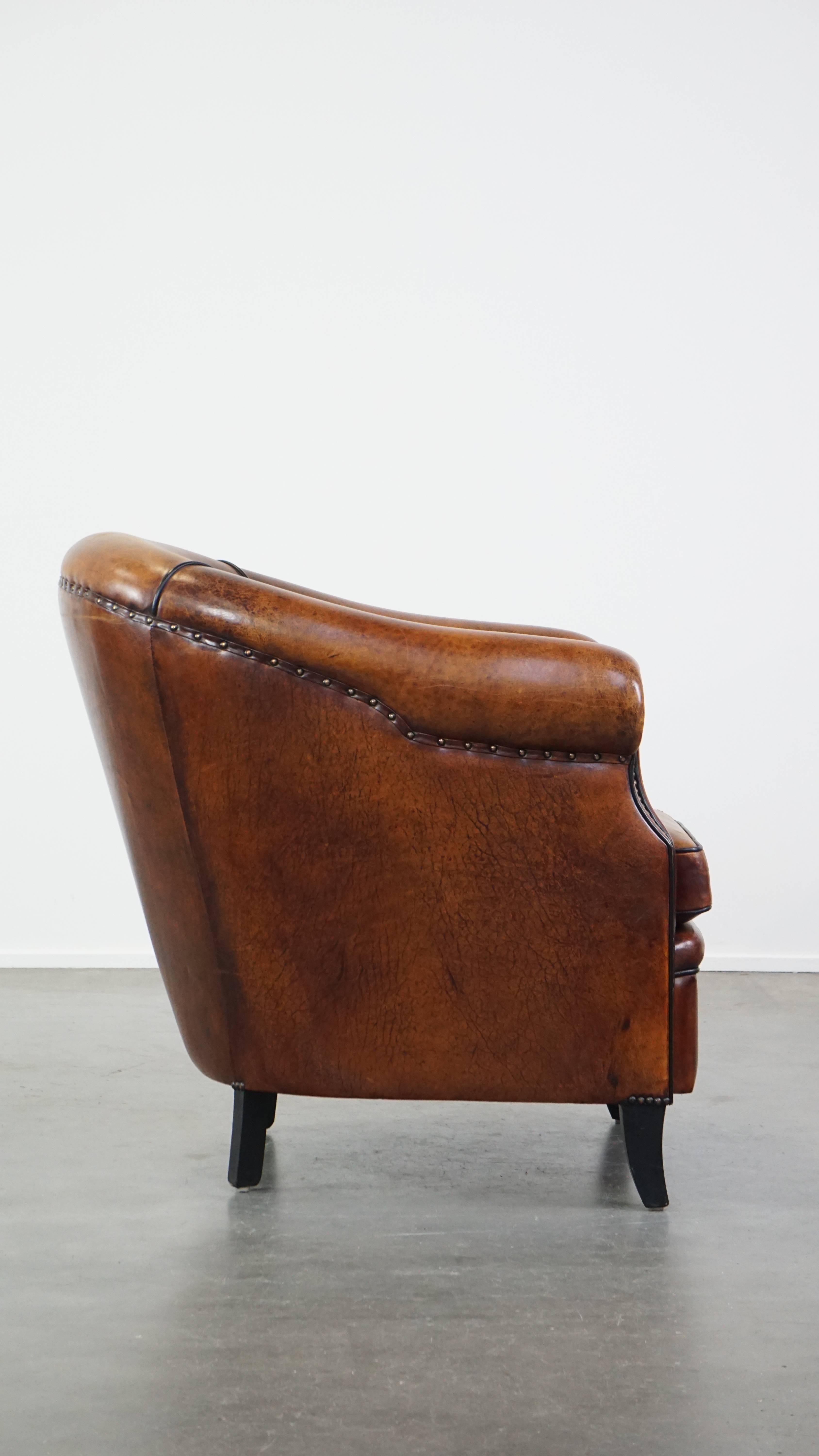Majestuoso sillón club de piel de cordero acabado con clavos decorativos y ribete negro Hecho a mano en venta