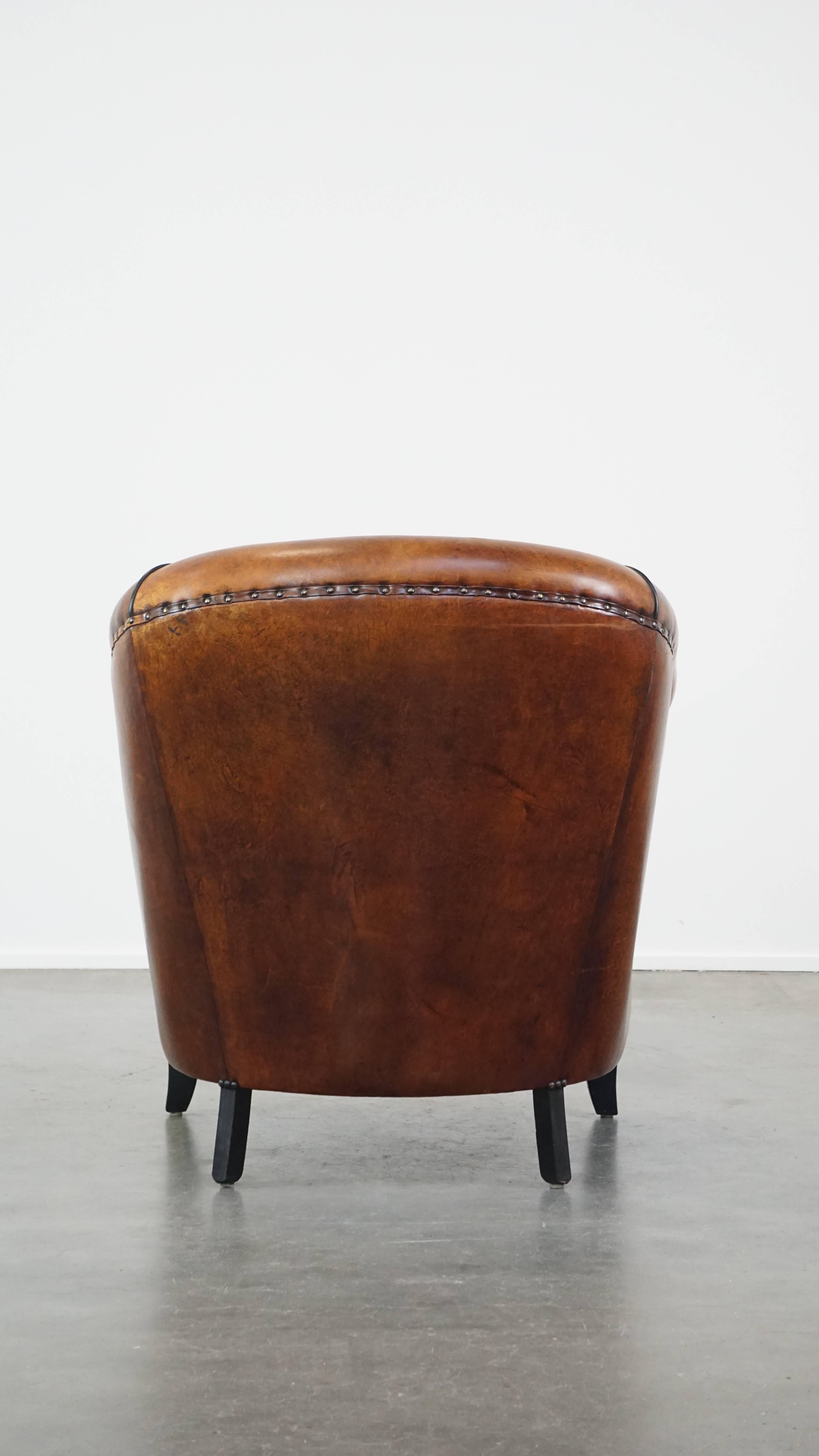 Majestuoso sillón club de piel de cordero acabado con clavos decorativos y ribete negro en Bueno estado para la venta en Harderwijk, NL