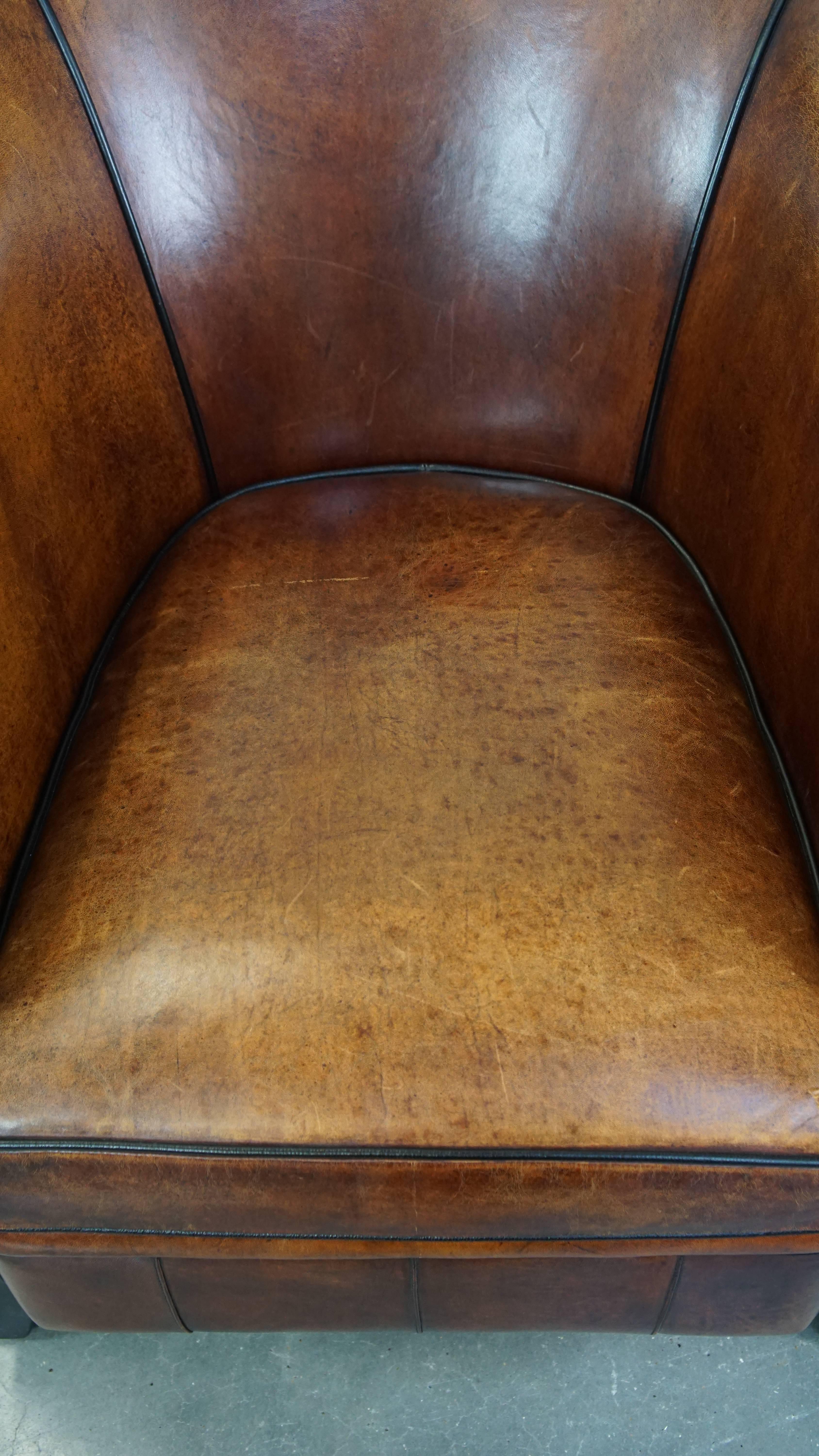 Majestuoso sillón club de piel de cordero acabado con clavos decorativos y ribete negro Piel de carnero en venta