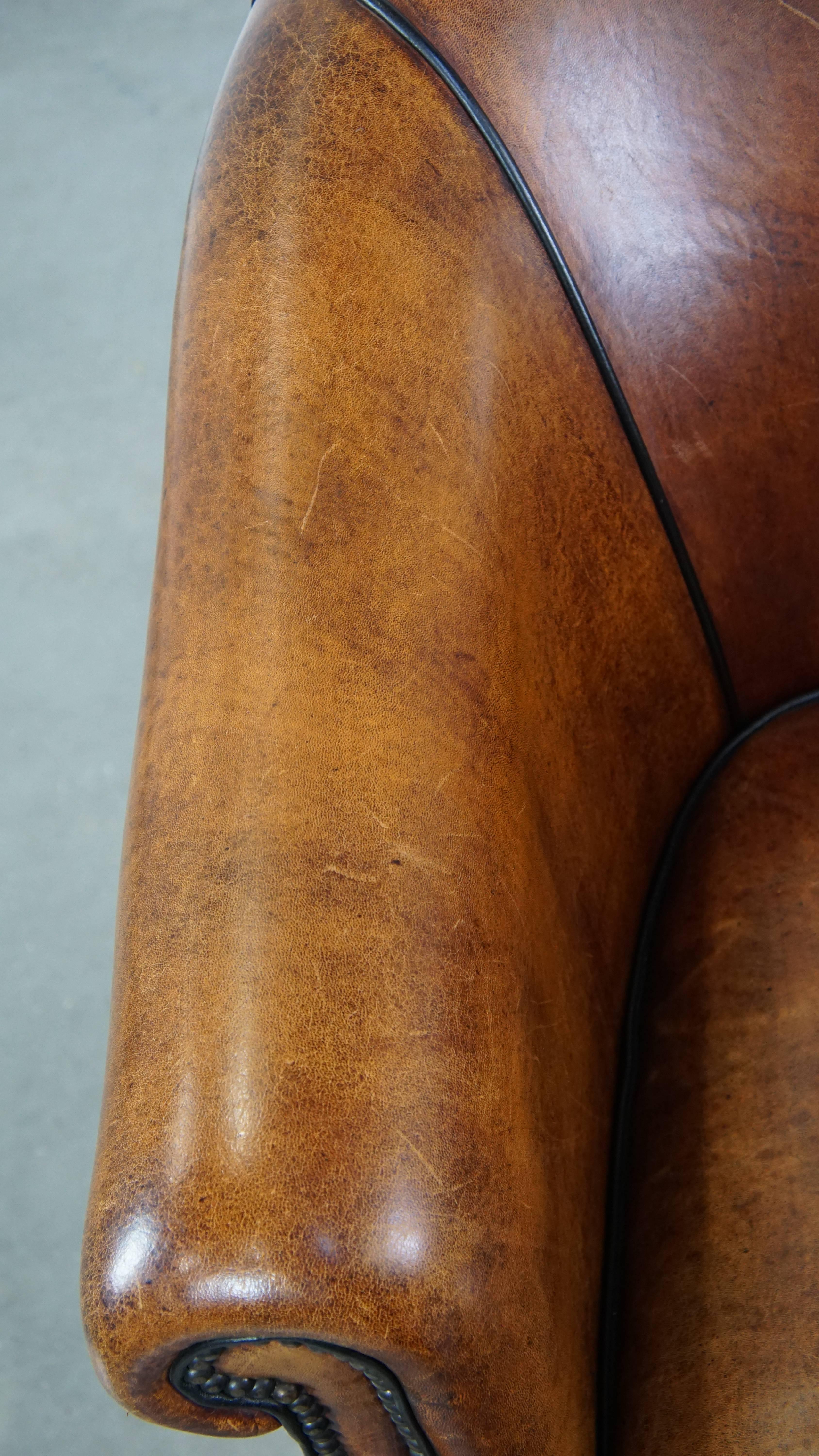 Majestuoso sillón club de piel de cordero acabado con clavos decorativos y ribete negro en venta 1