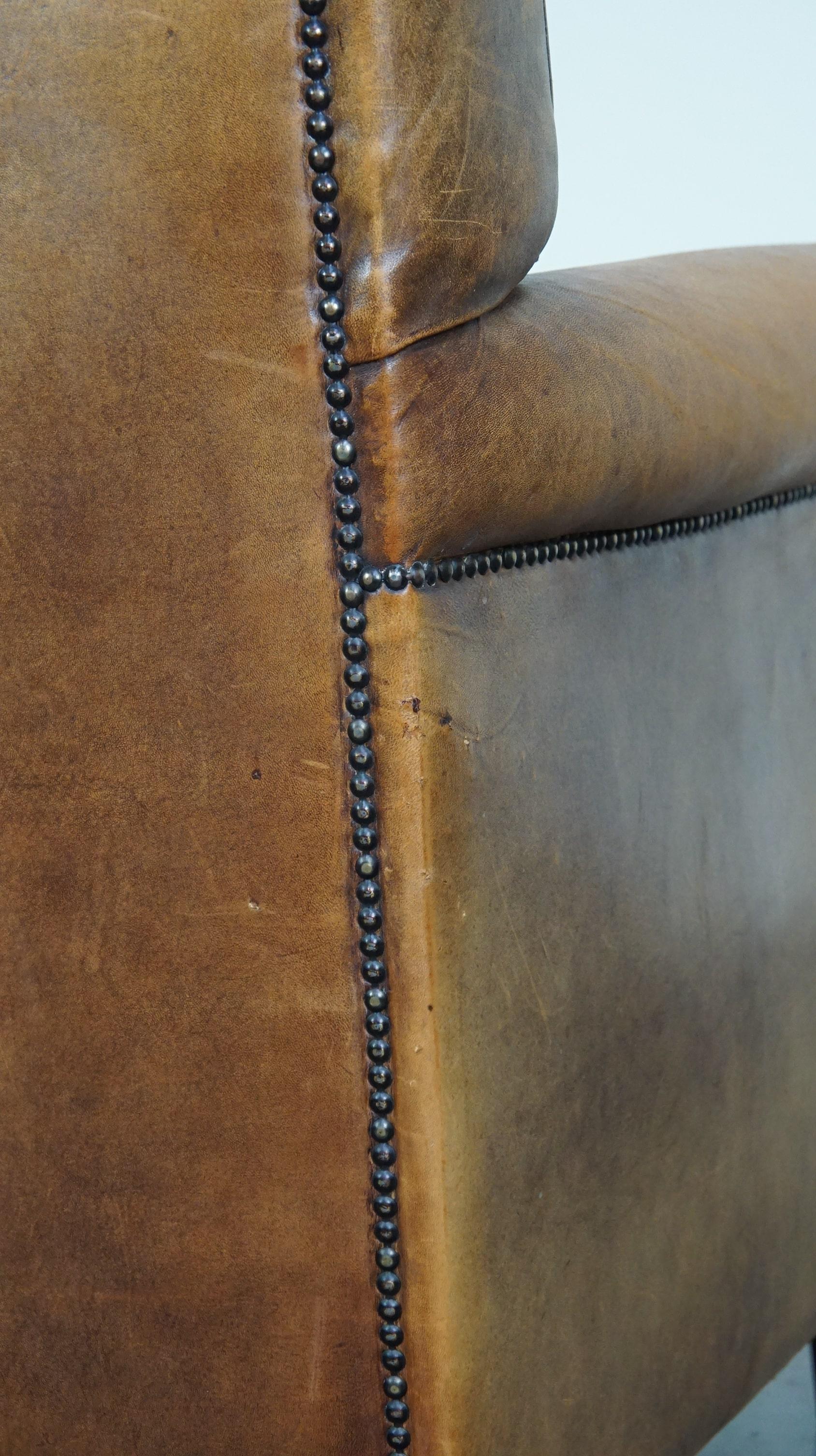 Poltrona in pelle di pecora, maestosa, elegantemente rifinita e confortevole in vendita 3