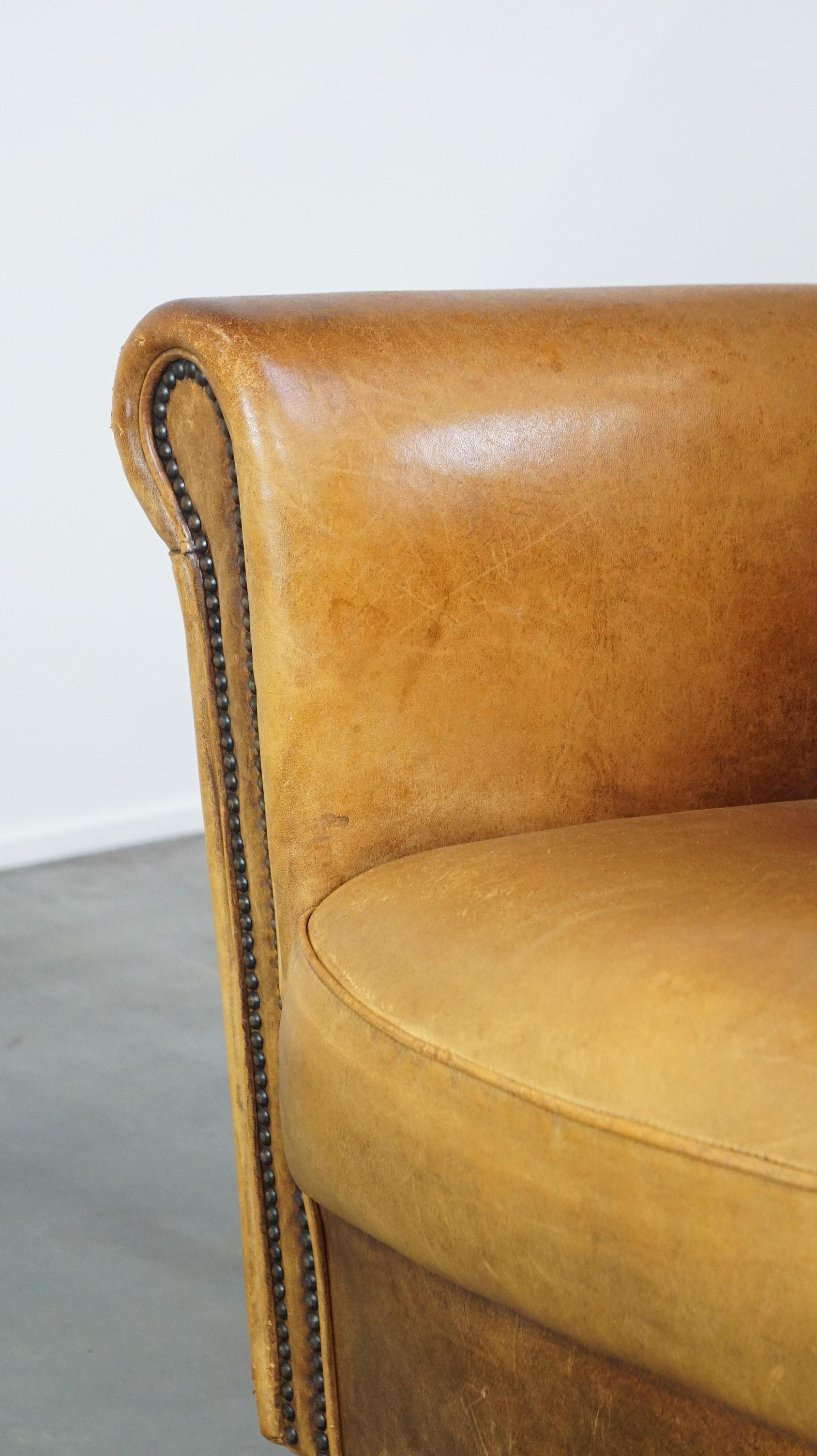 Poltrona in pelle di pecora, maestosa, elegantemente rifinita e confortevole in vendita 5