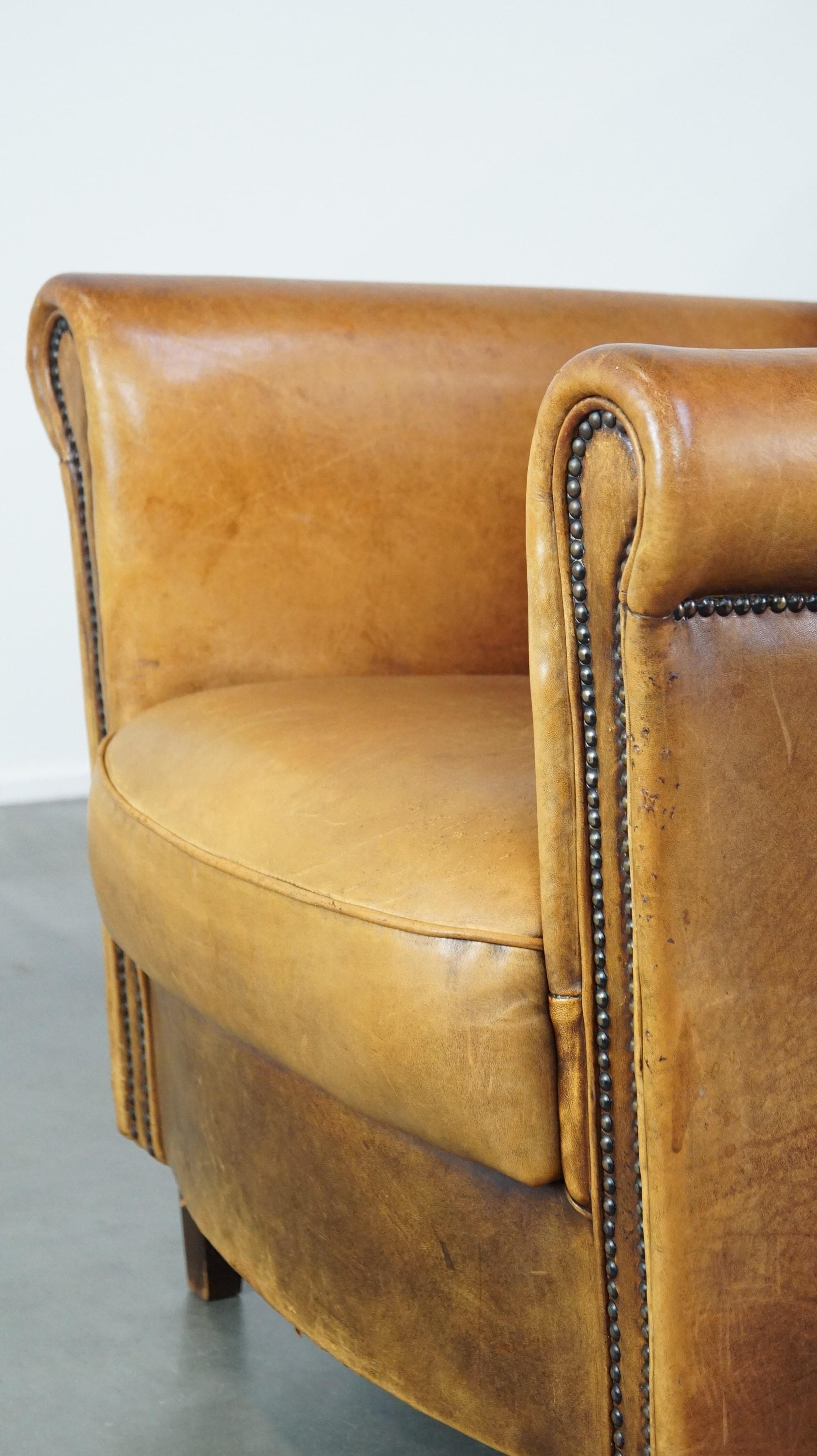 Poltrona in pelle di pecora, maestosa, elegantemente rifinita e confortevole in vendita 6