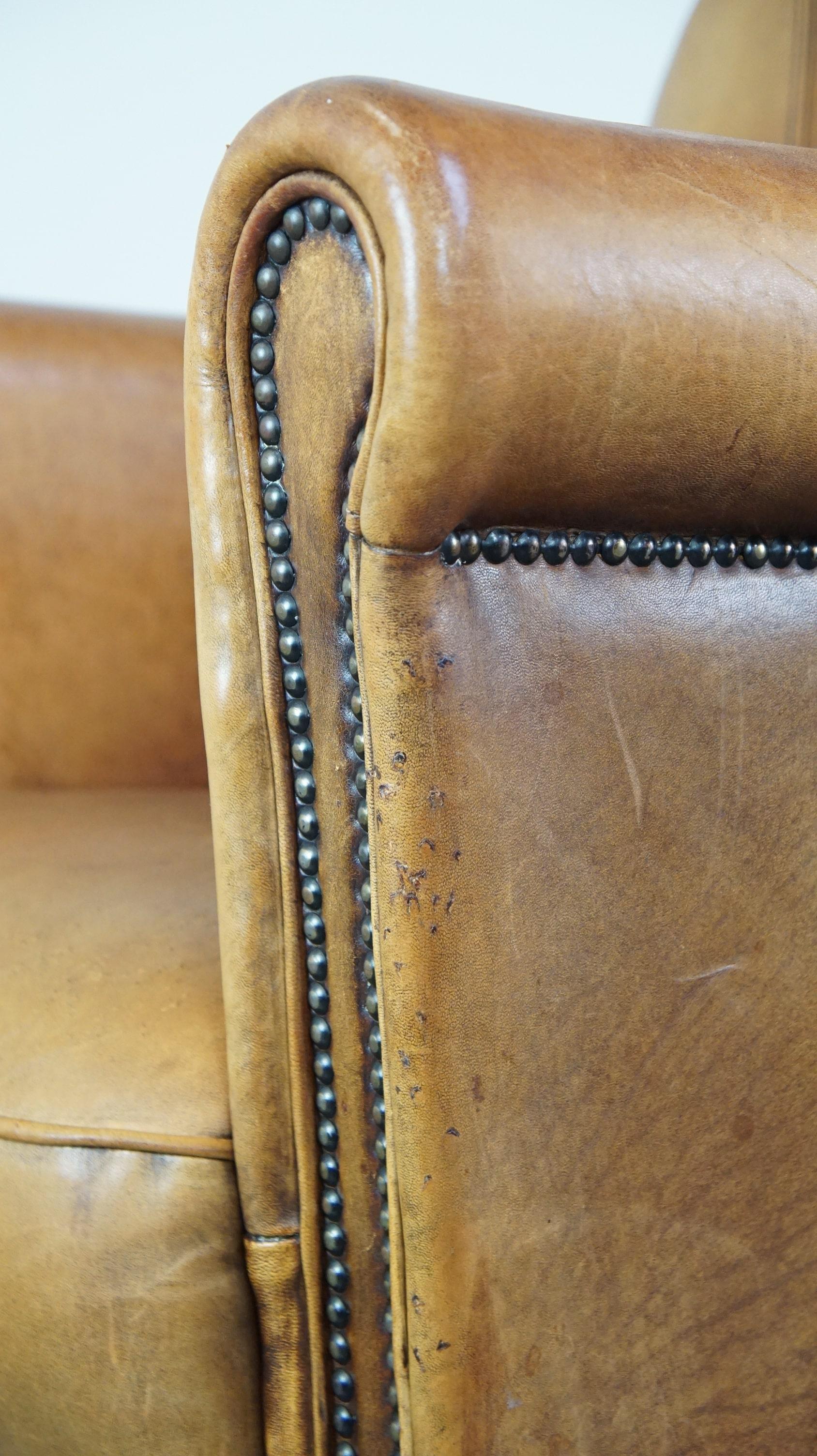 Poltrona in pelle di pecora, maestosa, elegantemente rifinita e confortevole in vendita 7