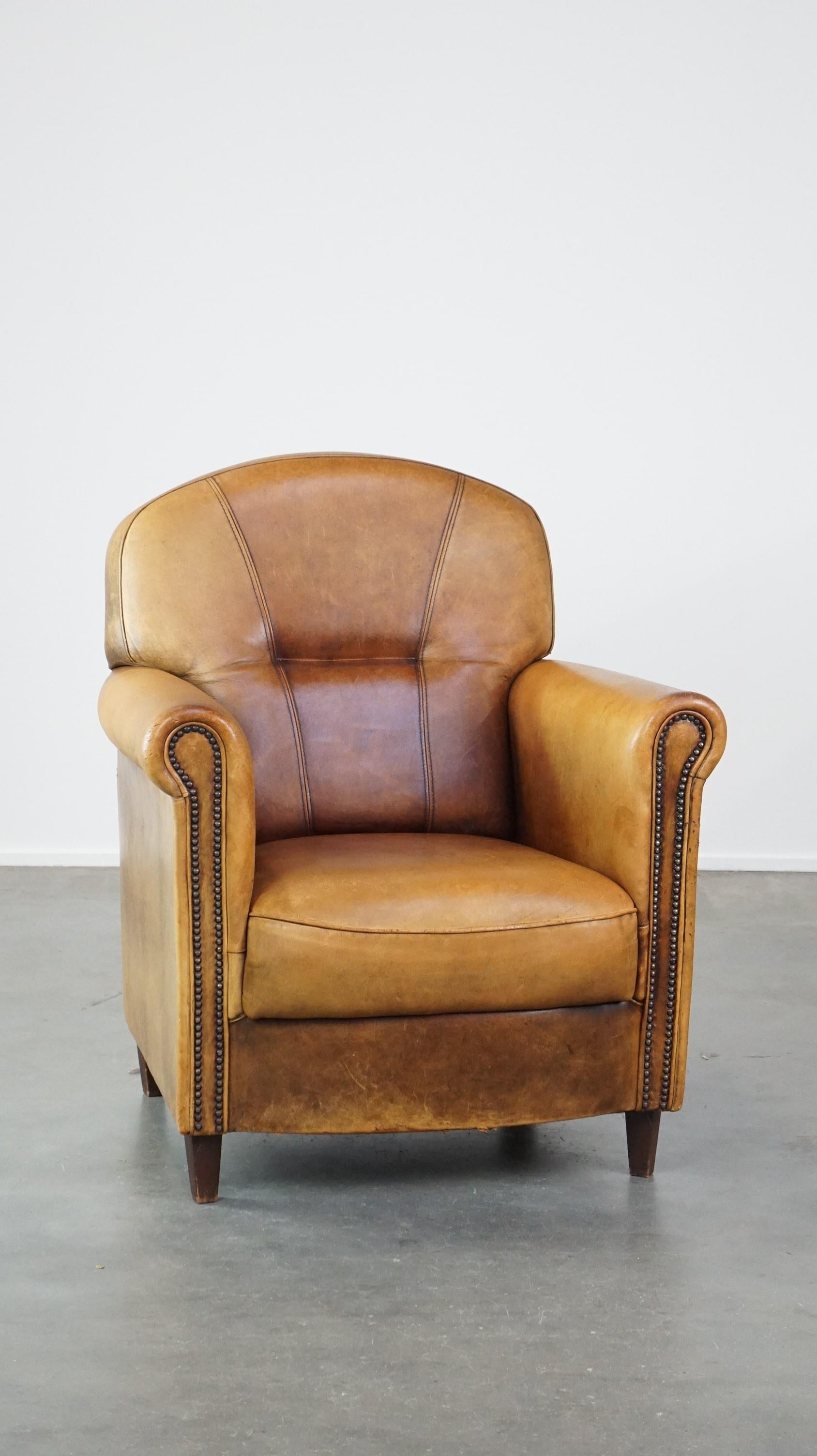 Offriamo questa poltrona in pelle di pecora, elegantemente rifinita e confortevole.

Questa bellissima ed elegante poltrona, realizzata in pelle di pecora, starà benissimo in quasi tutti gli interni. Con il suo bellissimo colore caldo e la finitura