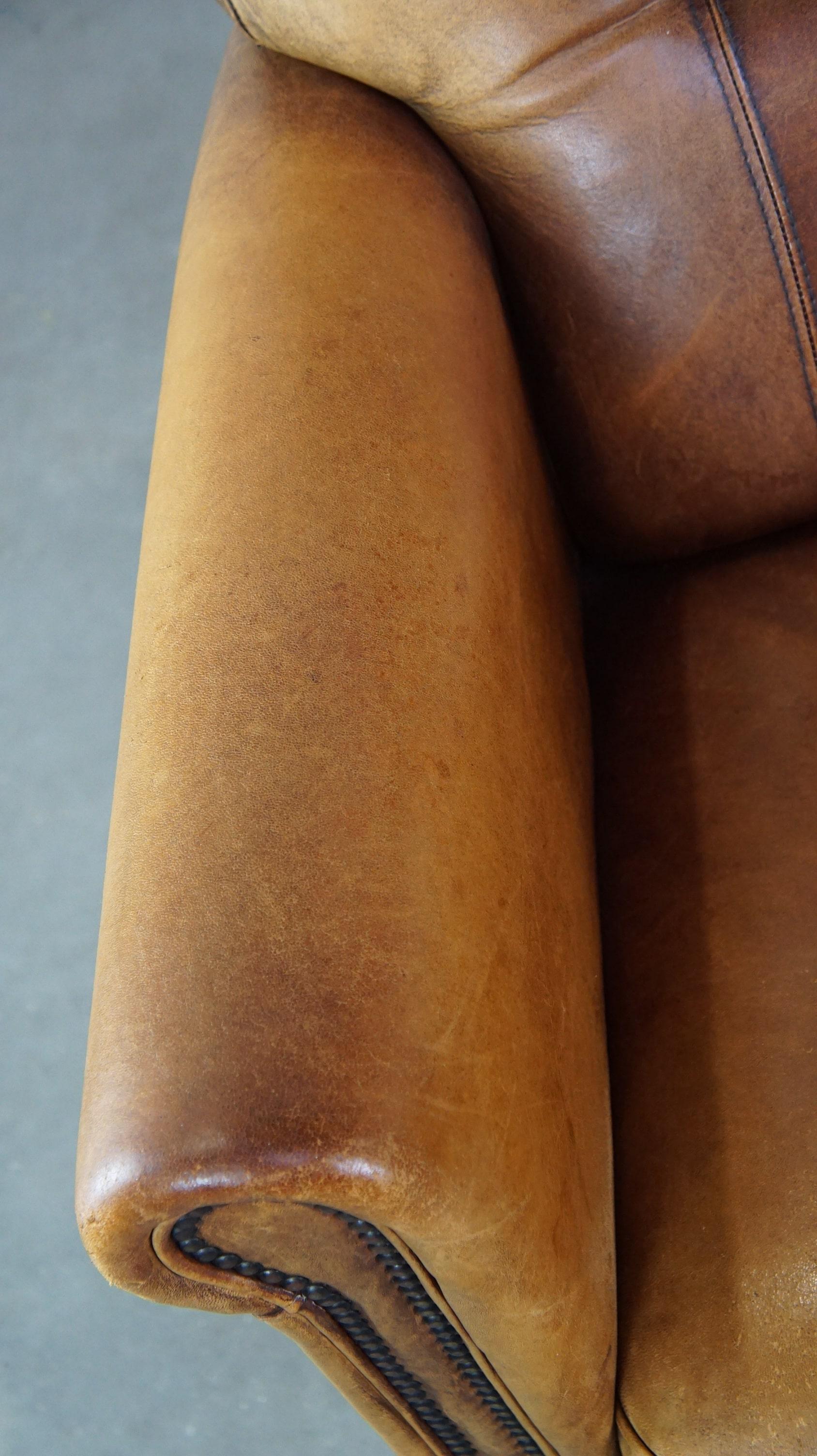 Poltrona in pelle di pecora, maestosa, elegantemente rifinita e confortevole in vendita 1