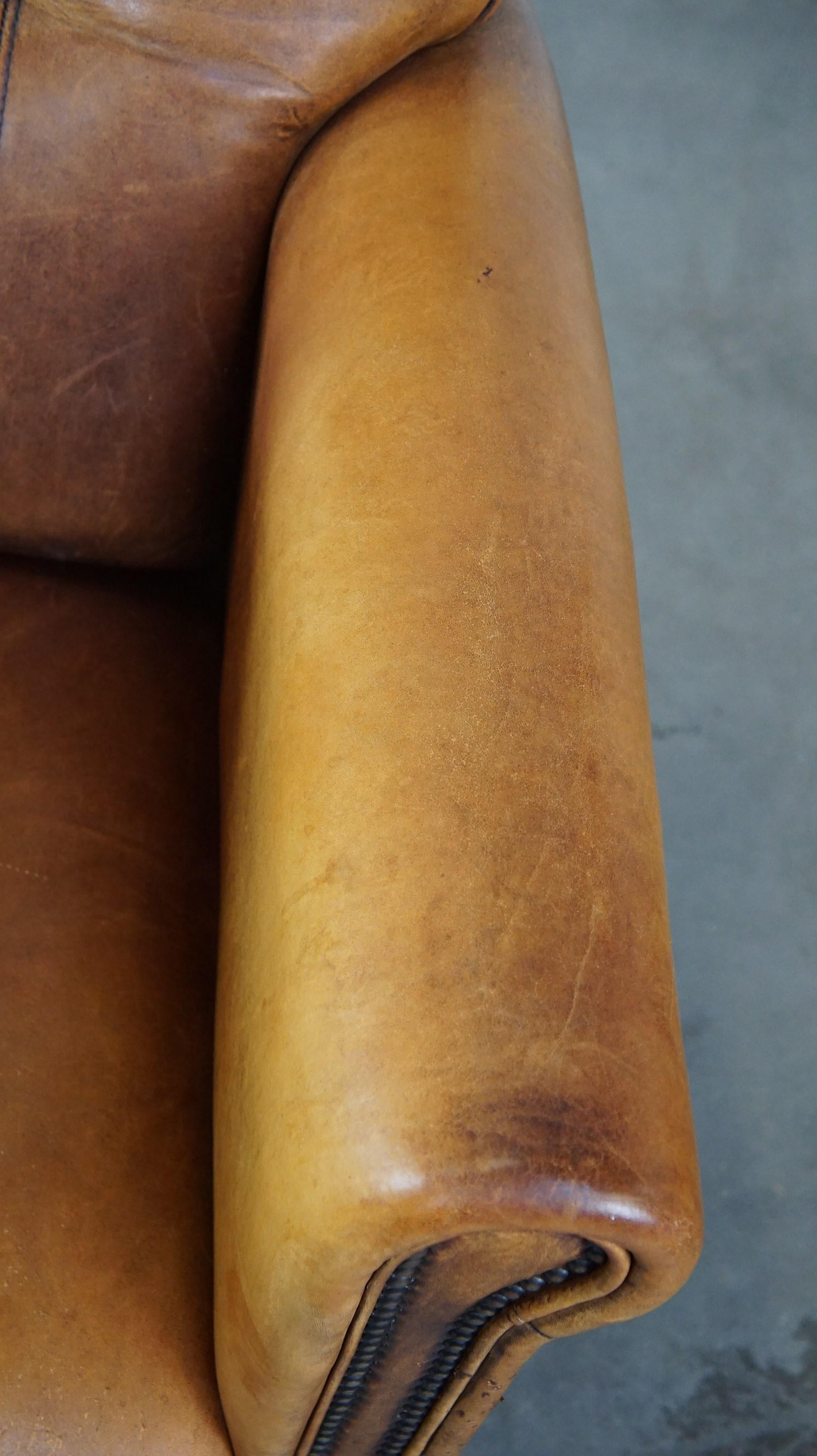 Poltrona in pelle di pecora, maestosa, elegantemente rifinita e confortevole in vendita 2